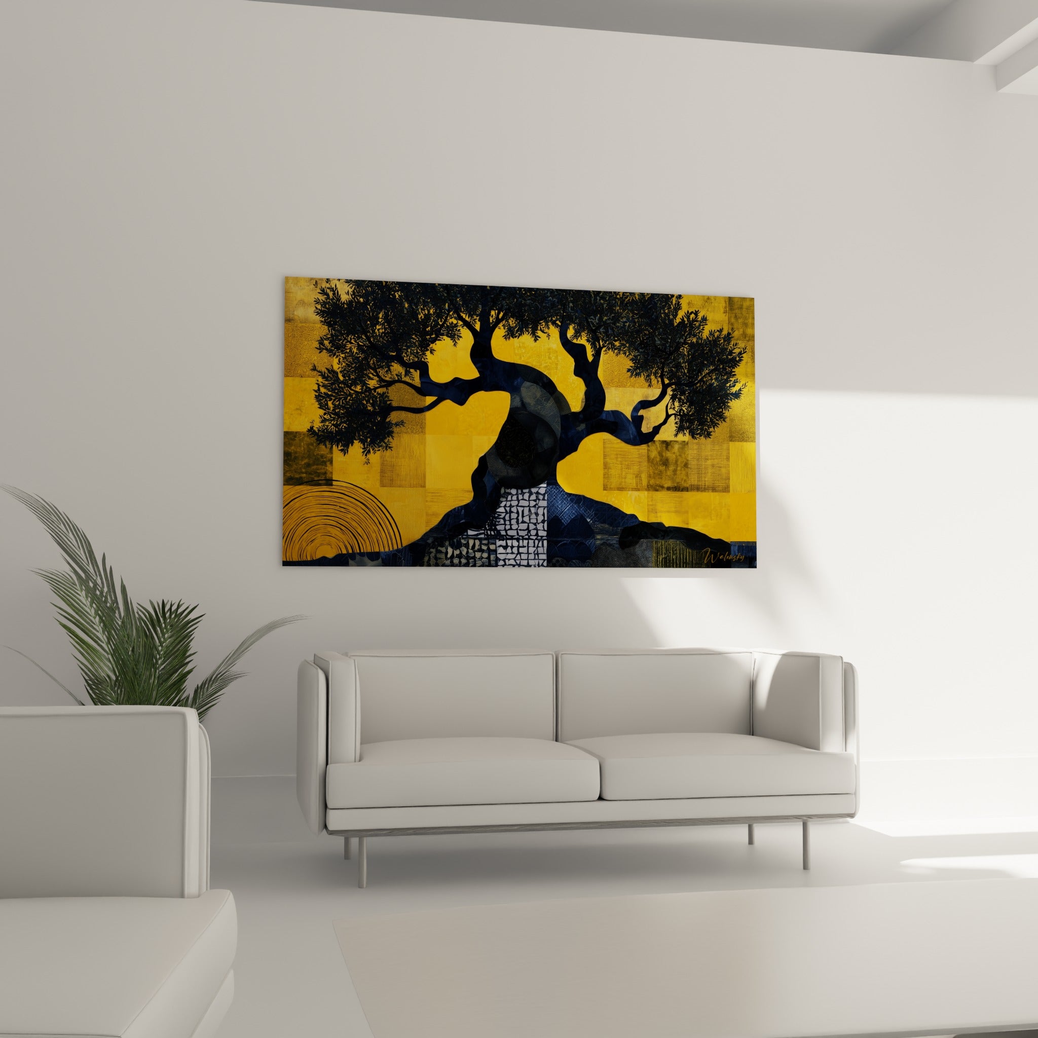 Arbre millénaire aux branches anthracite sur fond moutarde placé au-dessus d'un canapé dans un salon lumineux