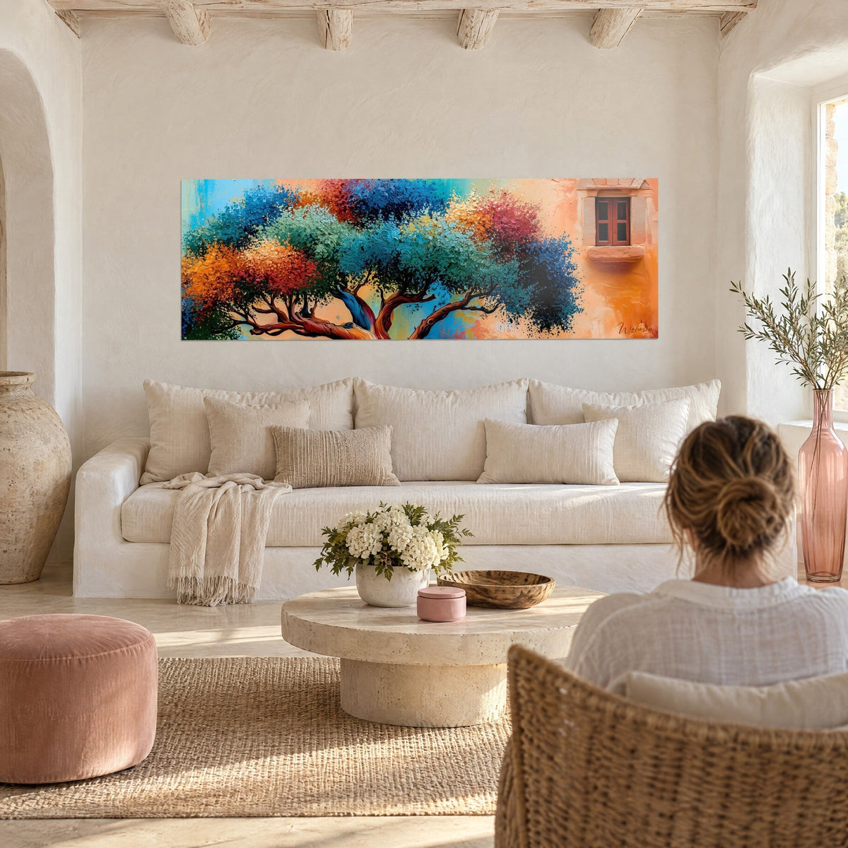 Quadro ulivo con fogliame blu, verde e arancio accanto a una finestra ocra, sopra un divano in un soggiorno luminoso