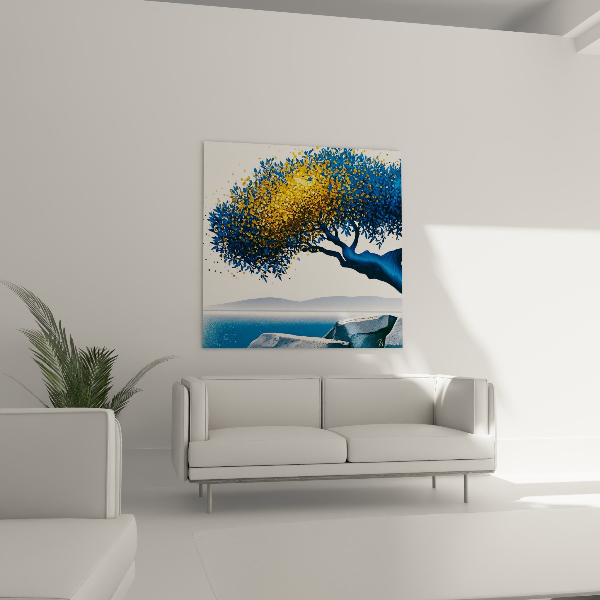 Feuillage doré et bleu marine de l'Olivier, tableau accroché au-dessus d'un canapé dans un salon lumineux