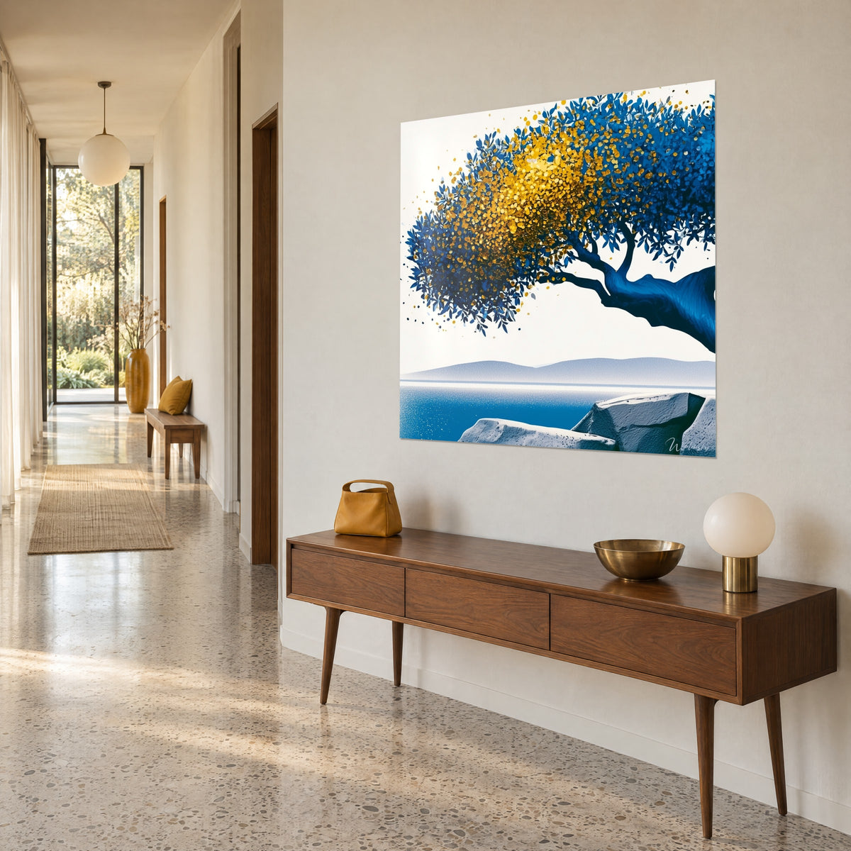Schilderij van een mediterrane boom met indigoblauwe bladeren en gouden stippen, middernachtblauwe stam, driekwart zicht op een lichte gangmuur