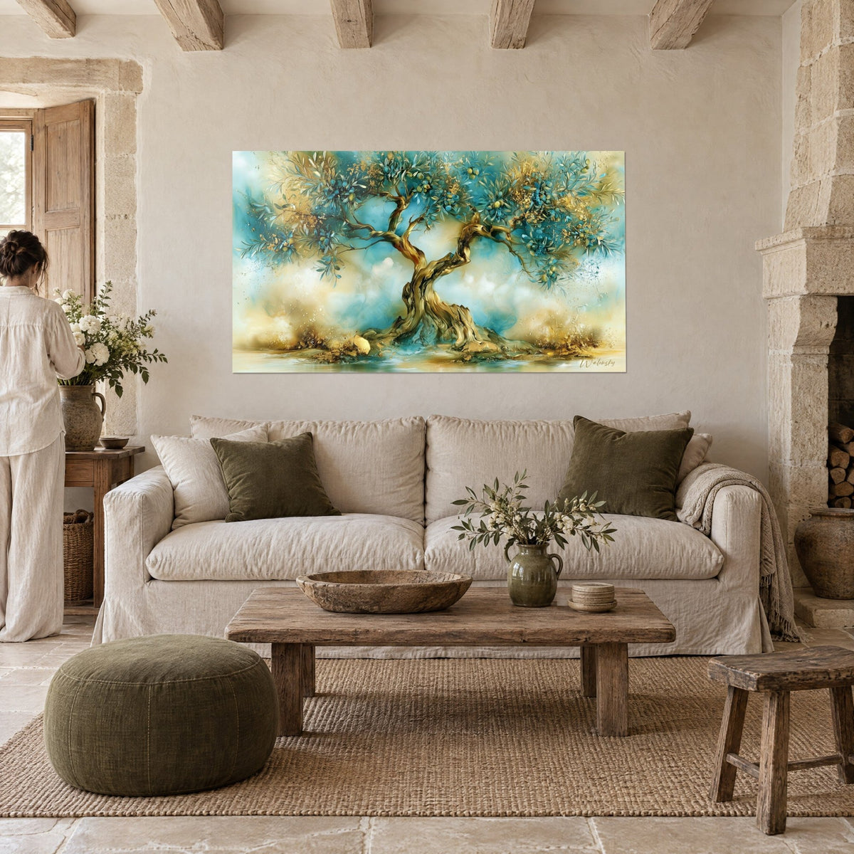 Gemälde knorriger Olivenbaum mit türkisfarbenen und goldenen Blättern, Aquarellhintergrund, eine Frau von hinten, über einem Sofa in einem hellen Wohnzimmer
