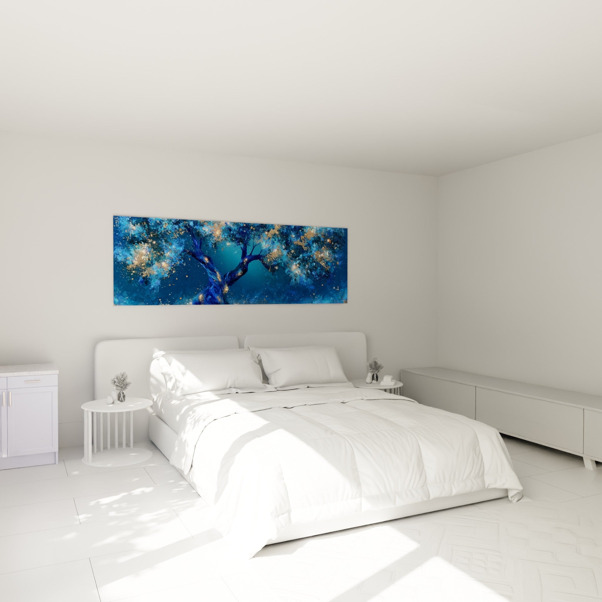 Arbre bleu et doré aux textures épaisses, accroché au-dessus d'un lit dans une chambre claire