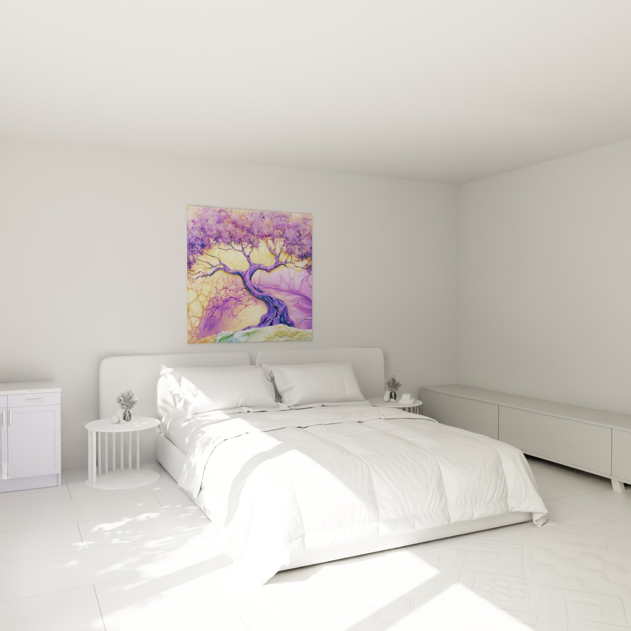 Arbre violet noueux aux teintes mauves et dorées accroché au-dessus d'un lit dans une chambre claire