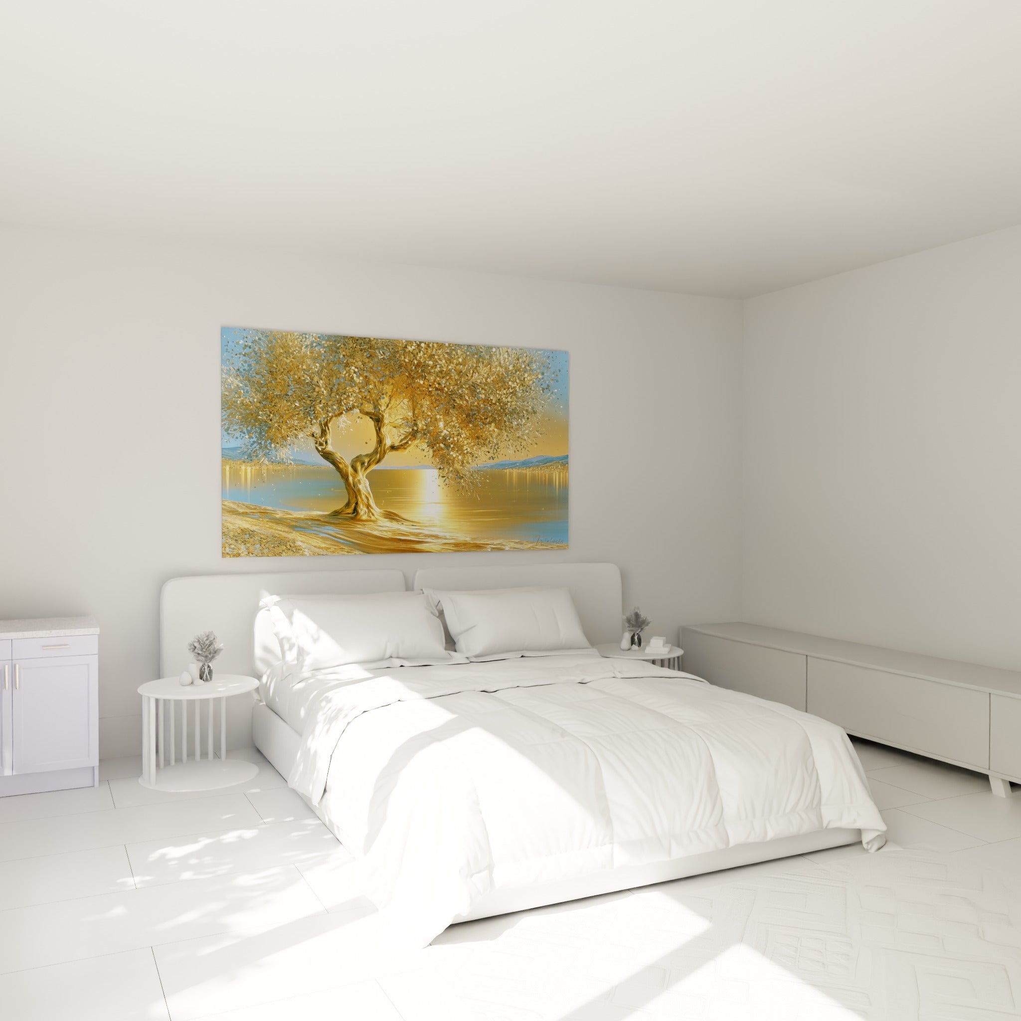 Arbre doré et reflets bleu ciel d'un olivier accroché au-dessus d'un lit dans une chambre claire