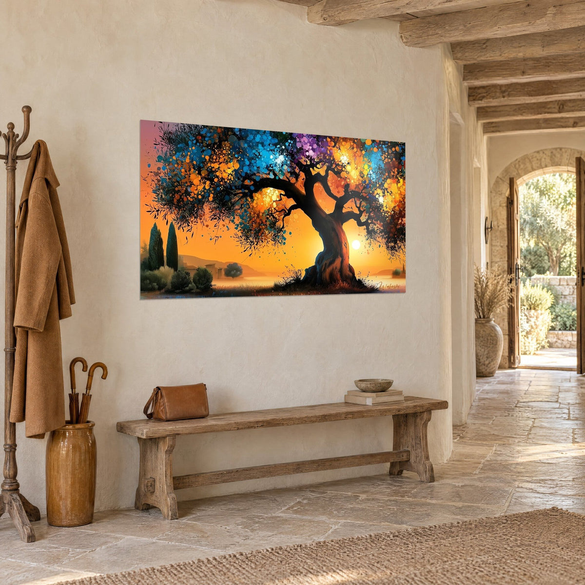 Gemälde knorriger Baum mit türkisfarbenen und gelben Punkten, weiße untergehende Sonne vor bernsteinfarbenem Hintergrund, Steinmauer eines provenzalischen Hauses