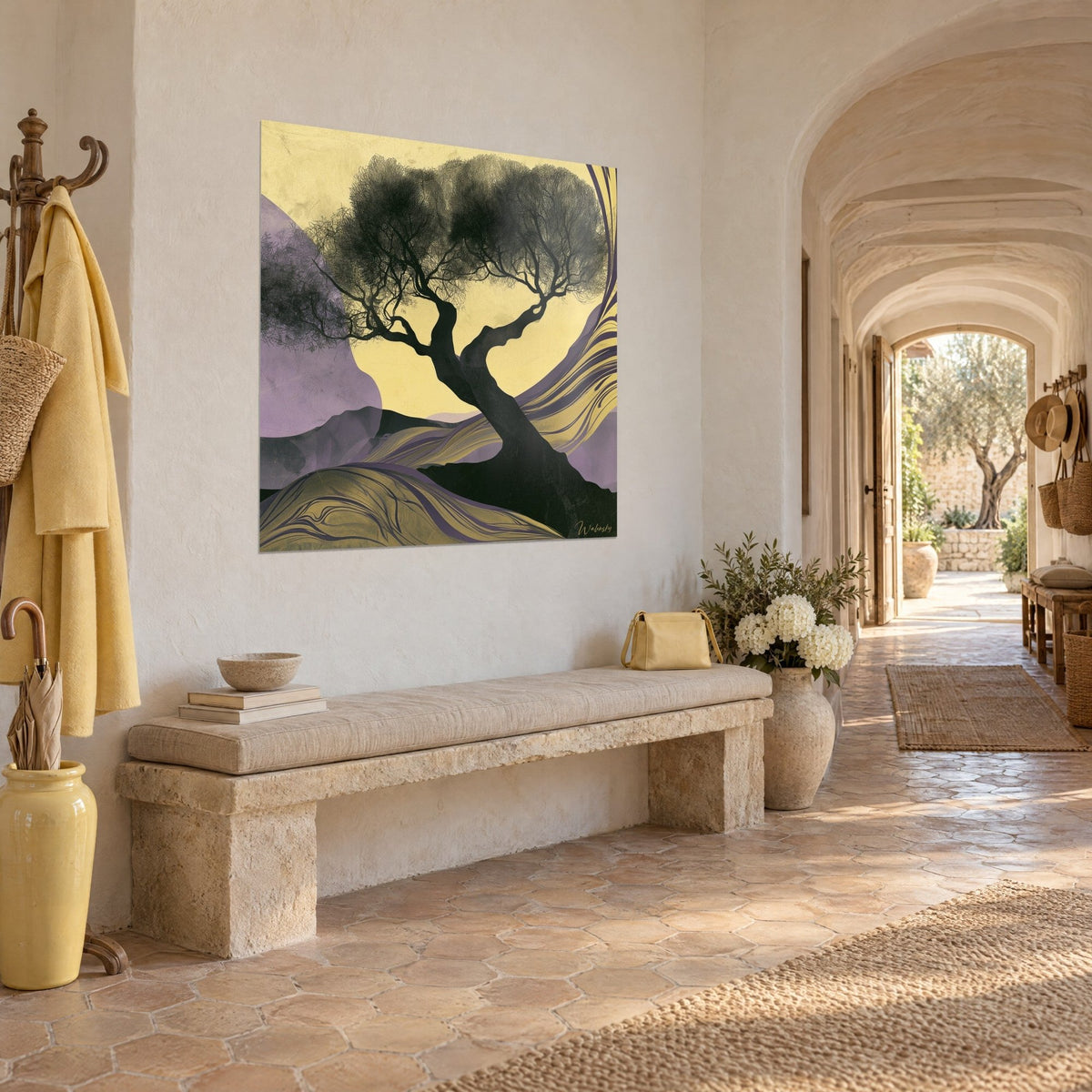 Tableau arbre tordu en silhouette ébène, ondulations jaune paille et violet, accroché dans un couloir voûté du mas provençal