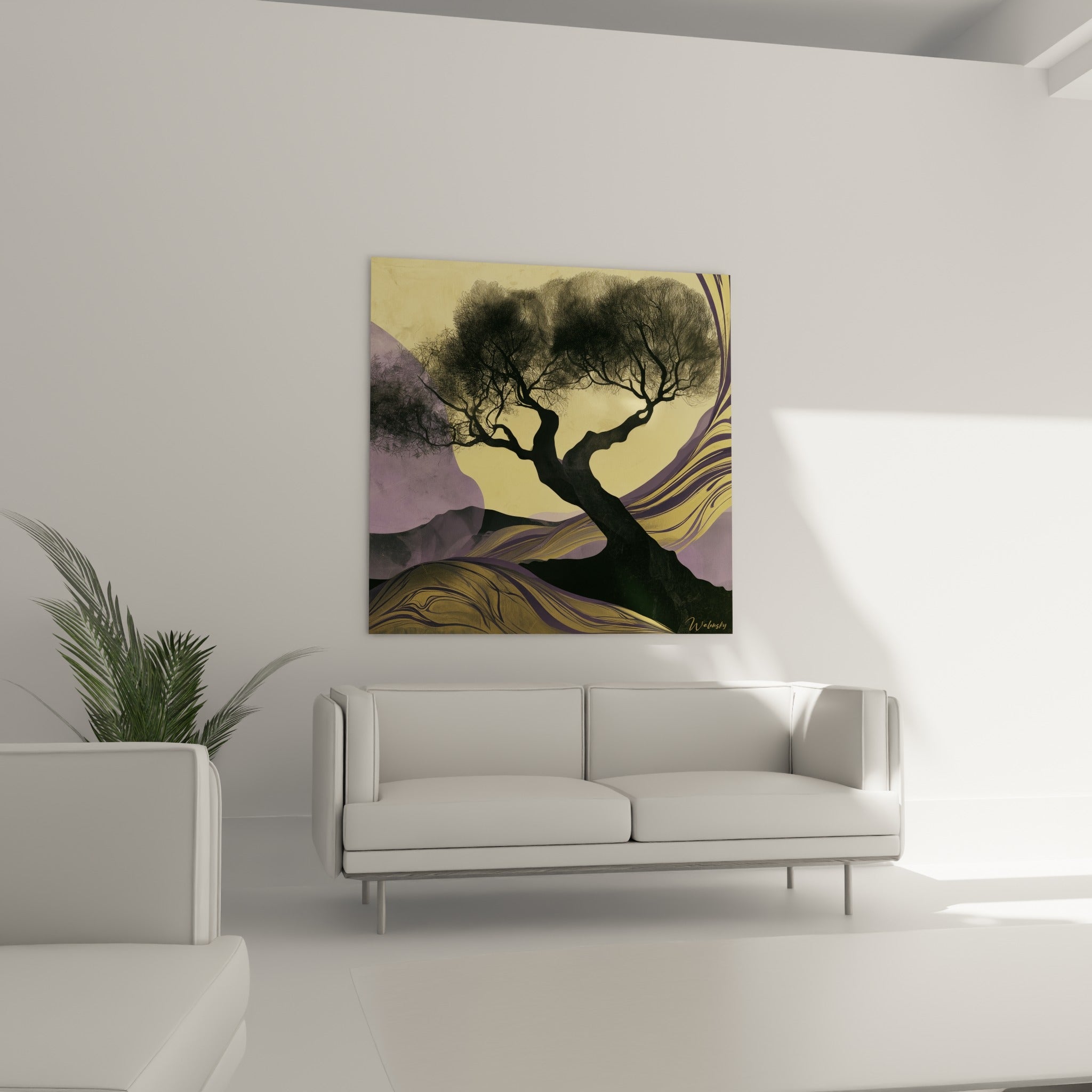 Arbre noir noueux sur fond ocre et violine, disposé au-dessus d'un canapé dans un salon lumineux