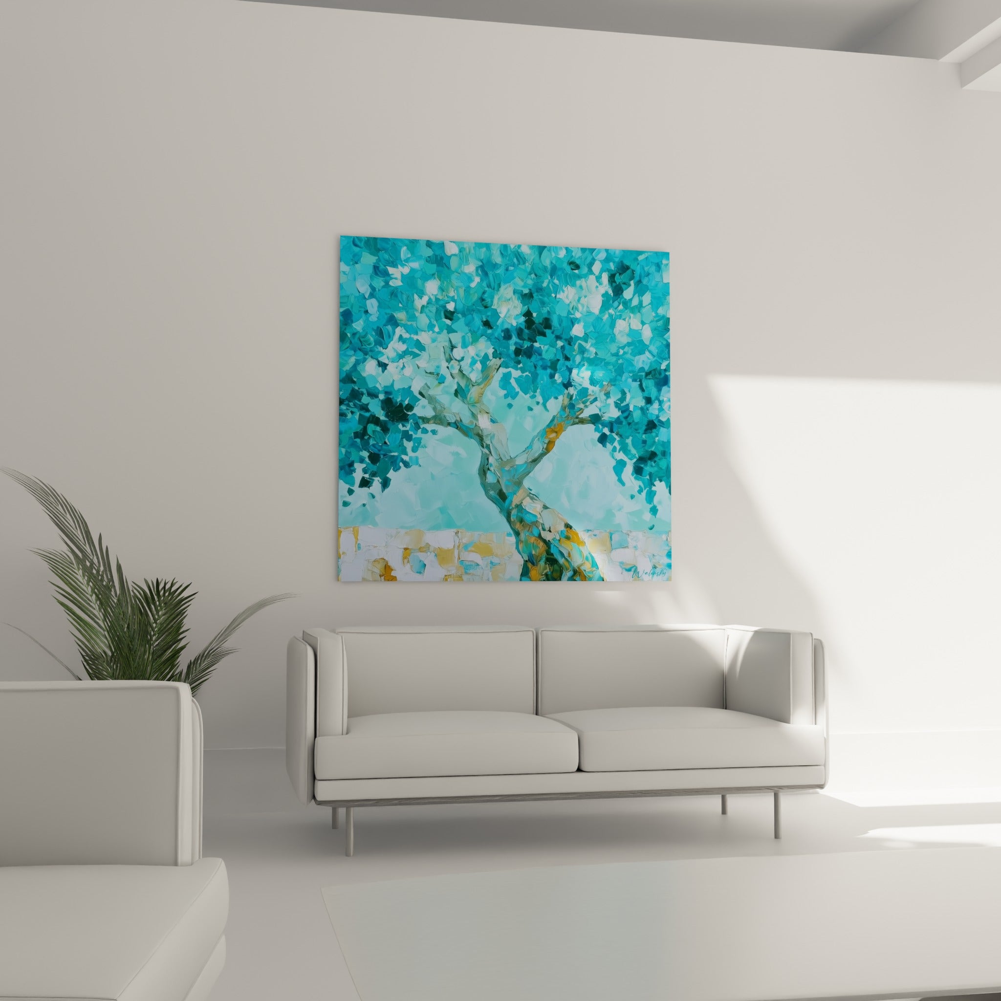 Feuillage turquoise dense et tronc noueux doré de cet olivier au-dessus d'un canapé dans un salon lumineux