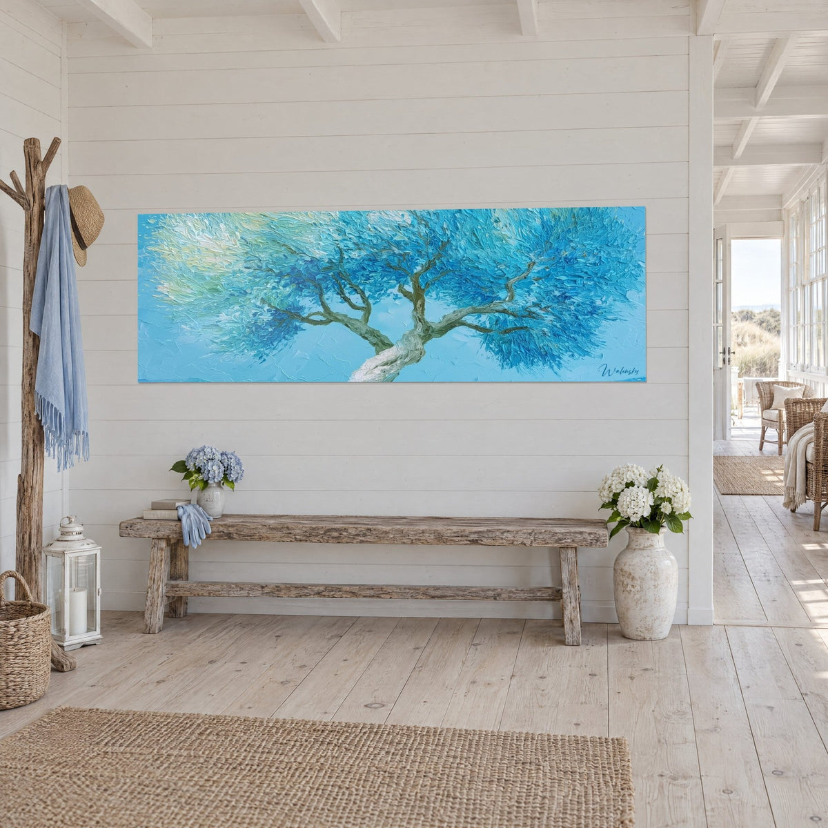 Gemälde Baum mit duftig verschwommener Krone in Himmelblau und Wassergrün, braun verdrehte Äste, Dreiviertelansicht, Haus am Meer