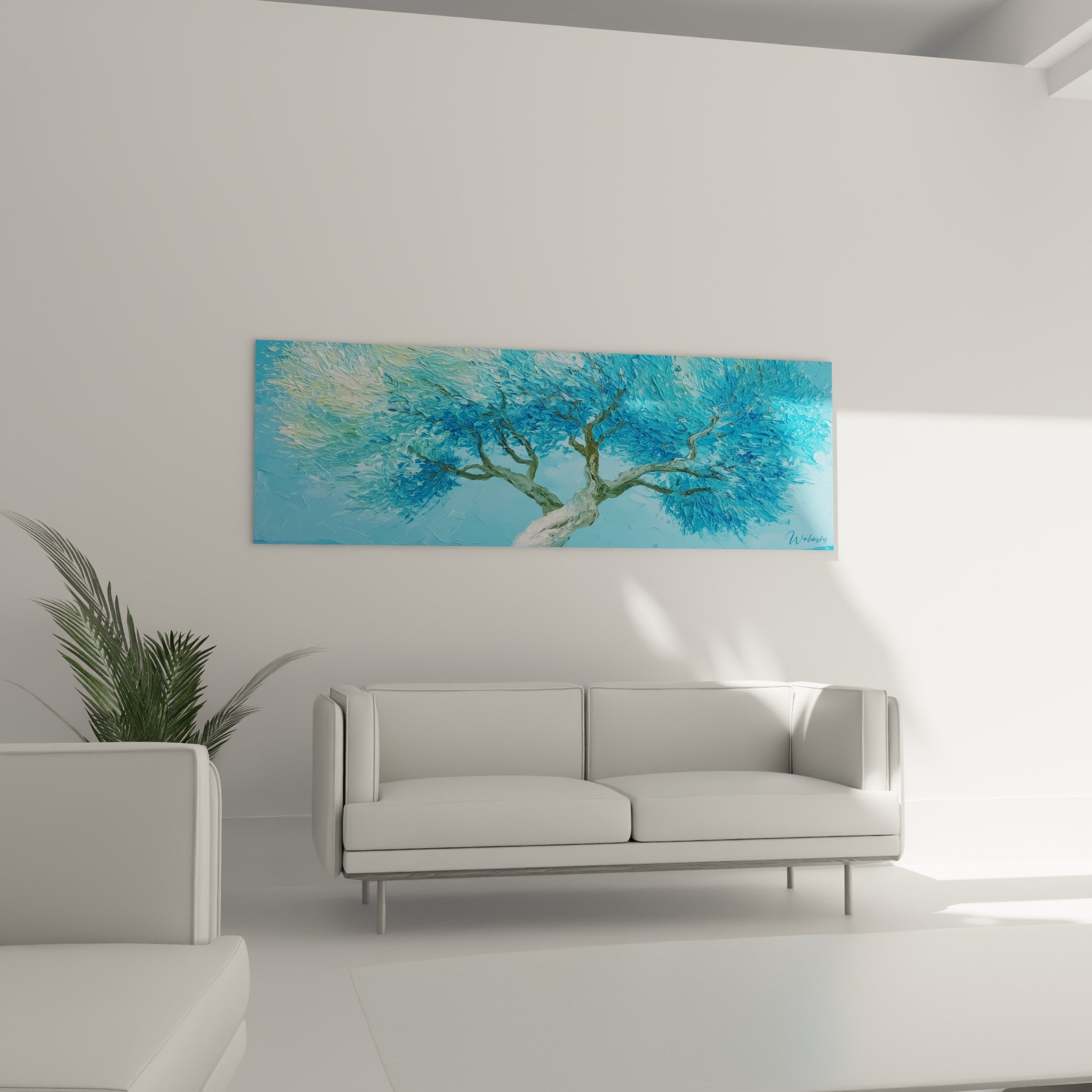 Feuillage sculpté en touches de bleu pastel et blanc de l'olivier accroché au-dessus d'un canapé dans un salon lumineux