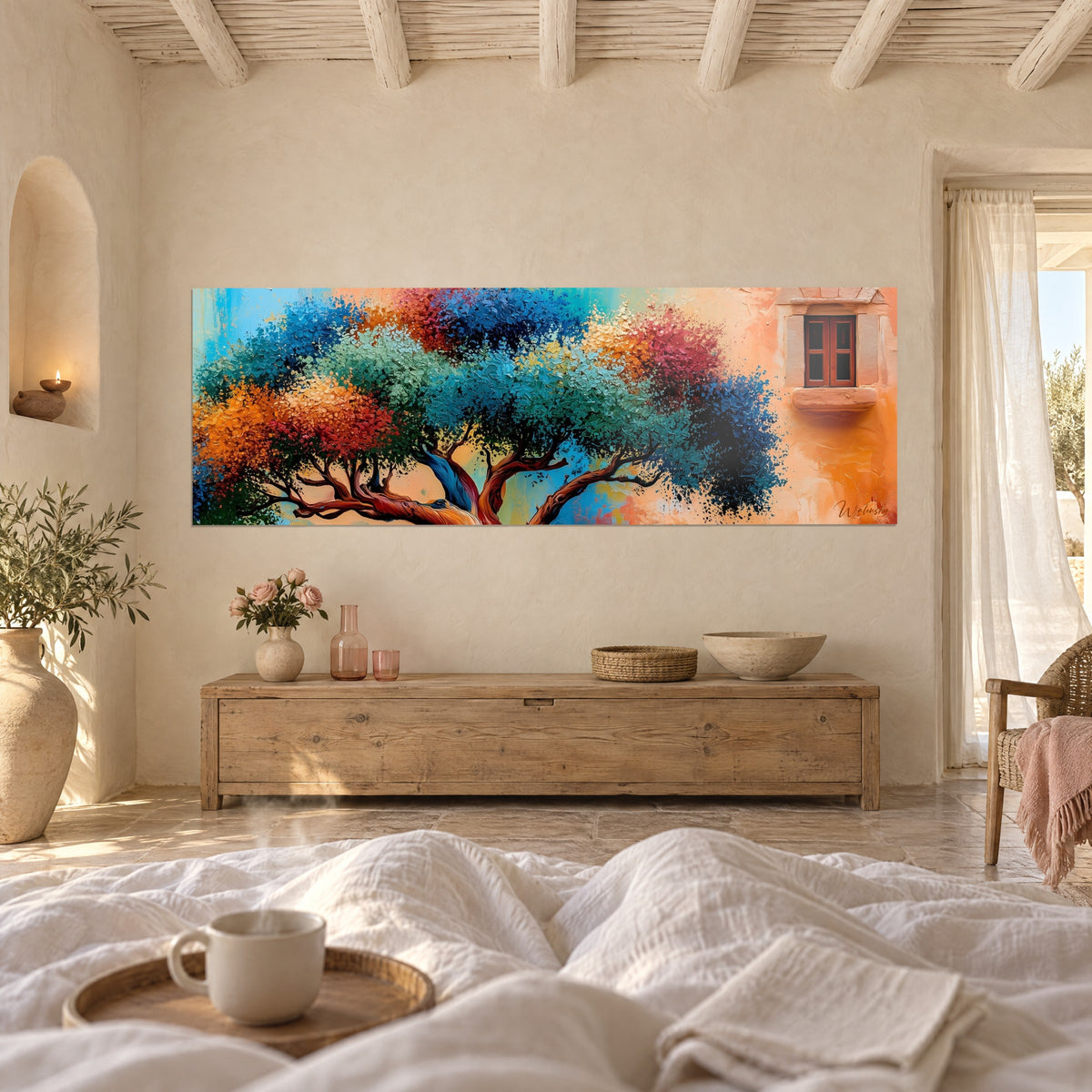 Quadro tronco marrone nodoso sotto una corona di foglie blu e arancio, persiane di legno, sopra un letto in una camera luminosa