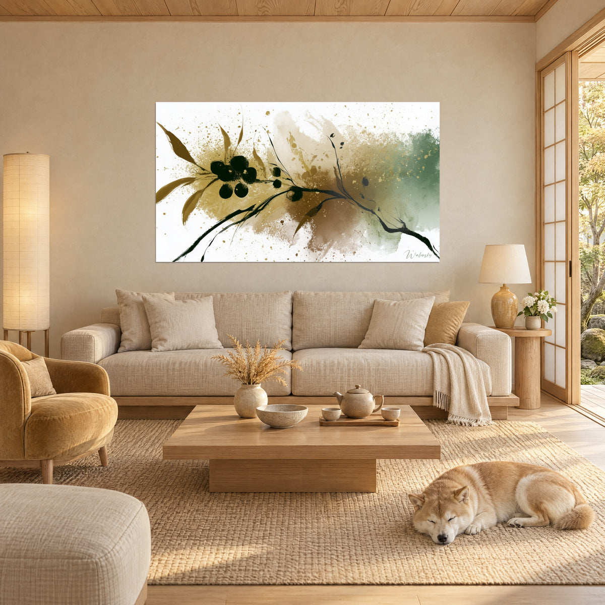 Gemälde Olivenzweig in schwarzer Tusche, goldene Oliven und salbeigrüner Hintergrund, schlafender Shiba über einem Sofa in einem hellen Wohnzimmer