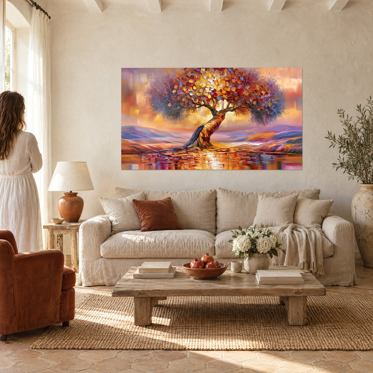 Quadro ulivo dal tronco contorto ocra e rosso, fogliame di piccole tessere dorate su cielo zafferano, soggiorno, divano di lino
