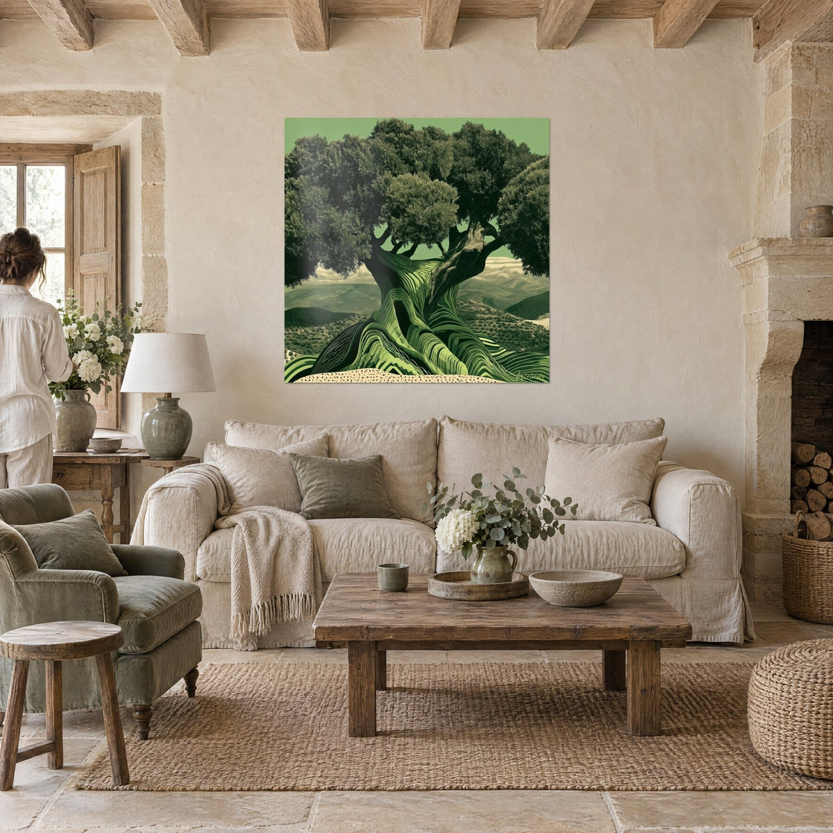 Quadro di un olivo nodoso con fogliame verde scuro, tronco striato da onde verde tenue, sopra un divano in un soggiorno luminoso