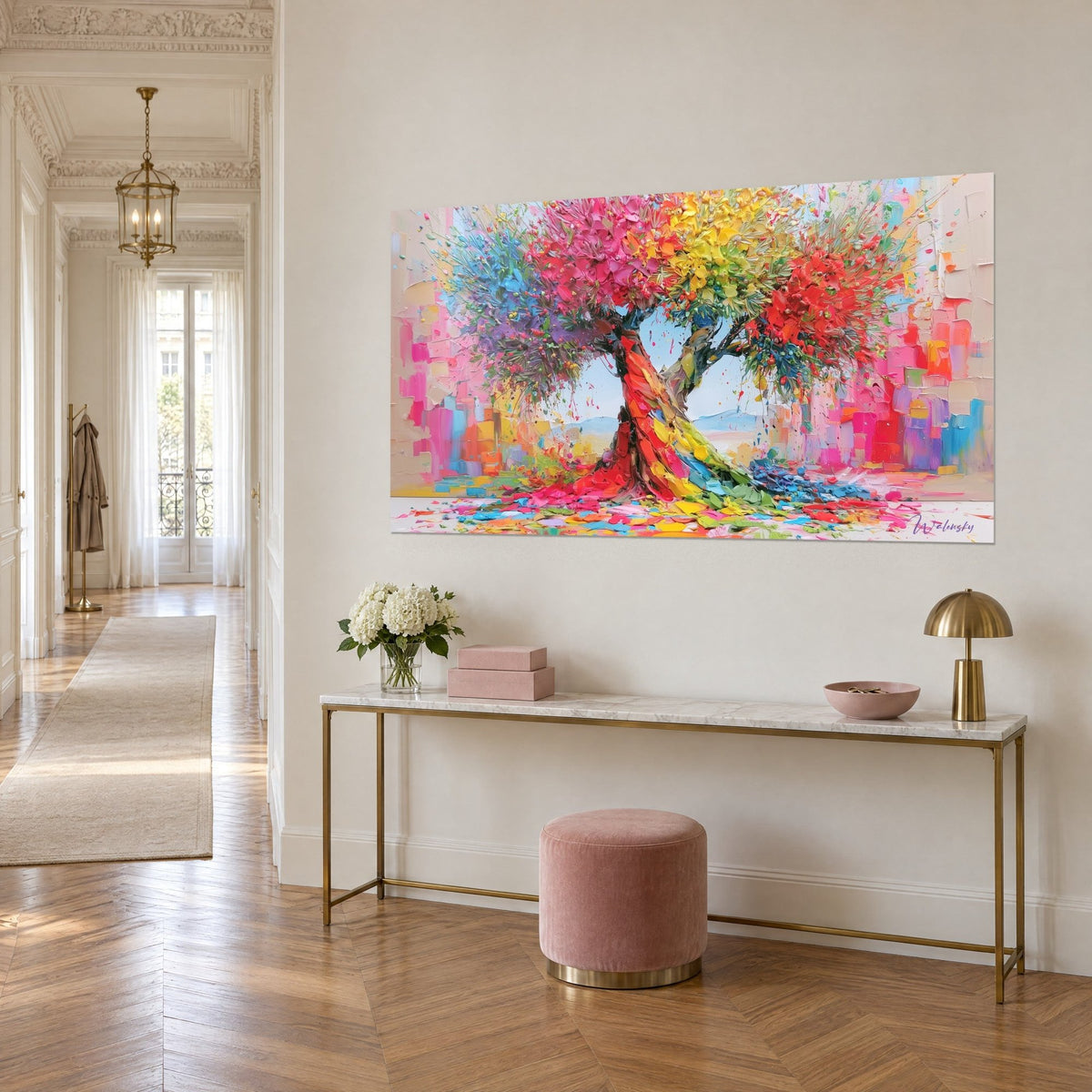 Cuadro árbol de pétalos rosas, amarillos y azules, tronco retorcido con espátula, sobre una pared beige junto a una consola dorada