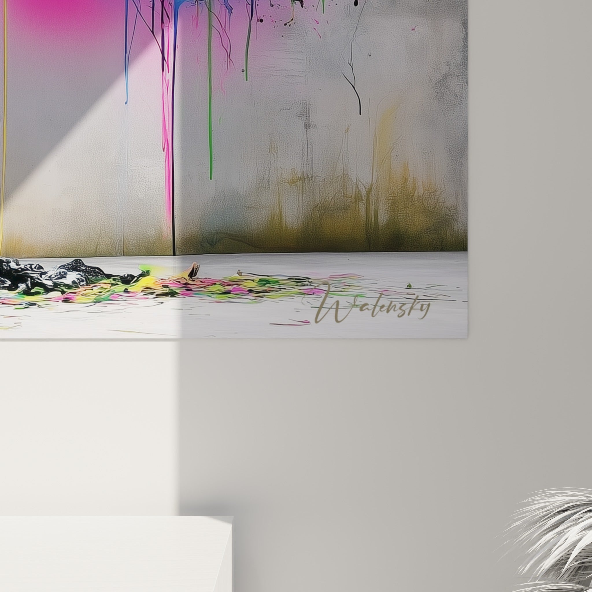 Coulures de peinture verte et rose fluo glissant sur le grain texturé du tronc noir de l'olivier