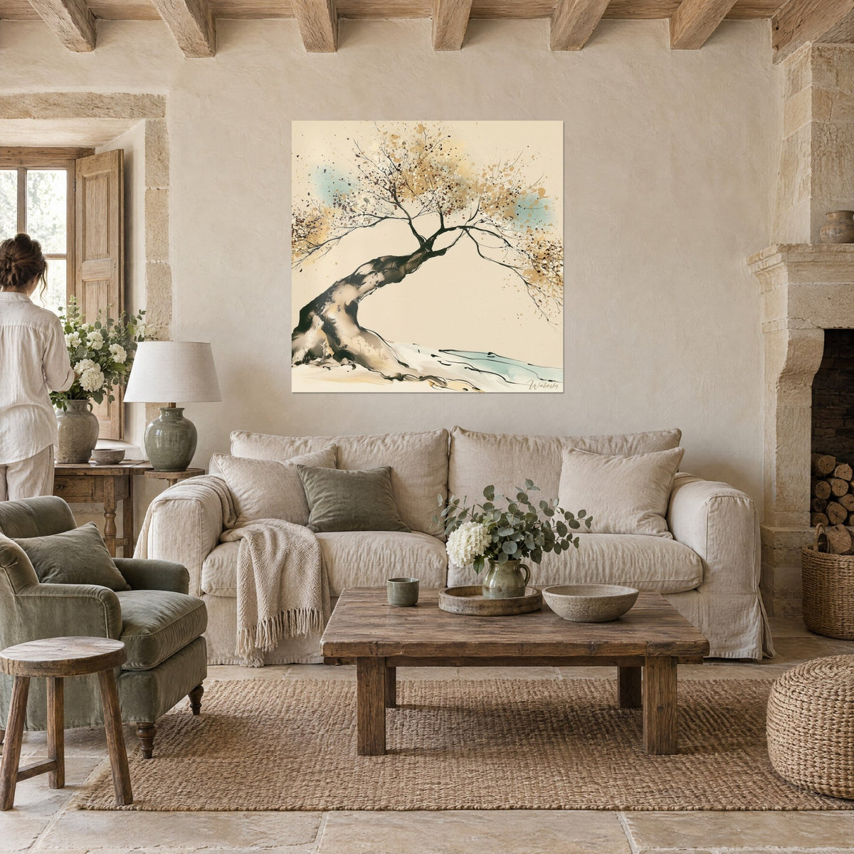 Schilderij olijfboom met gebogen zwart-gouden stam, gebladerte van oker- en turquoise vlekken op crèmekleurige achtergrond, boven een bank in een lichte woonkamer