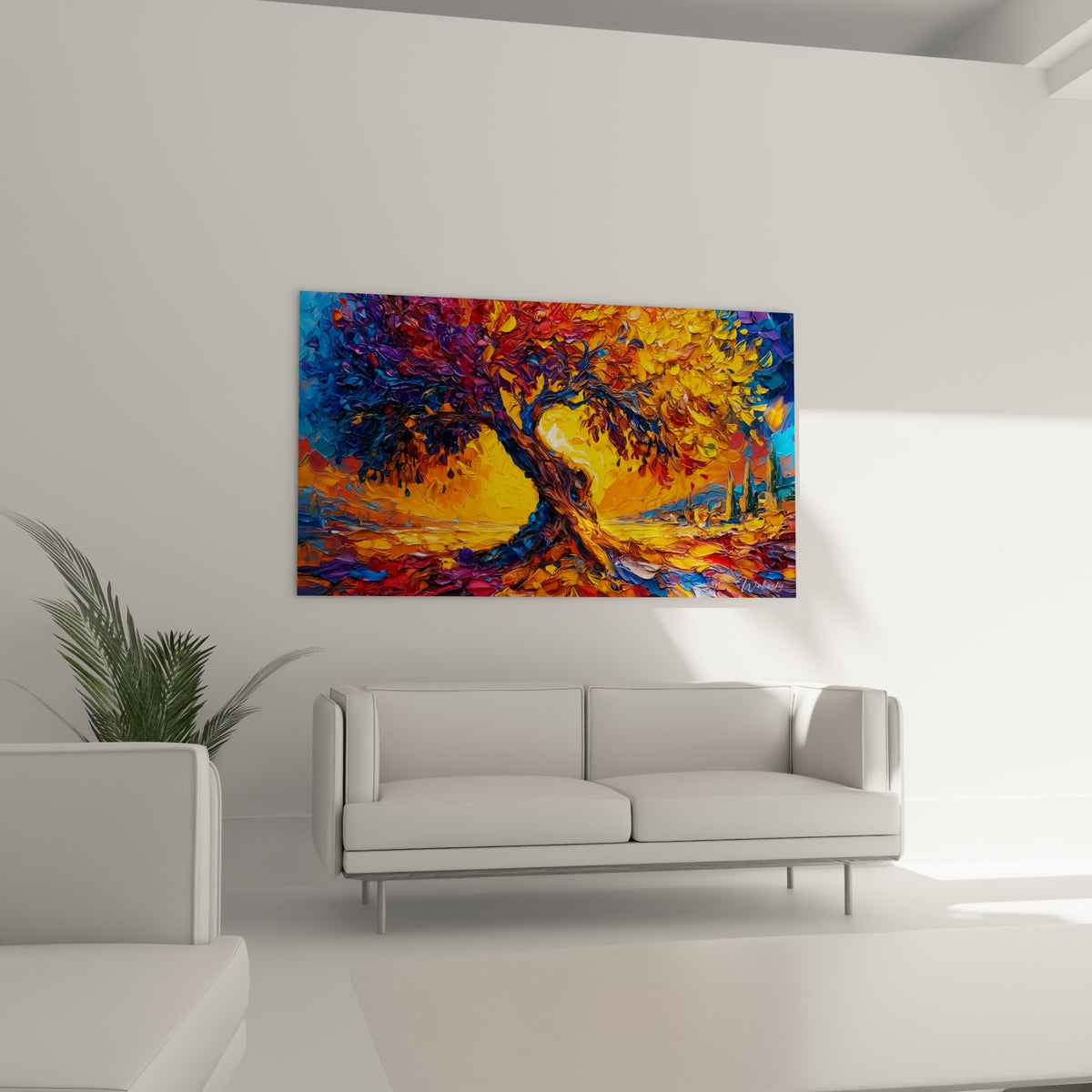 Arbre séculaire aux teintes orangées et bleu nuit accroché au-dessus d'un canapé dans un salon lumineux