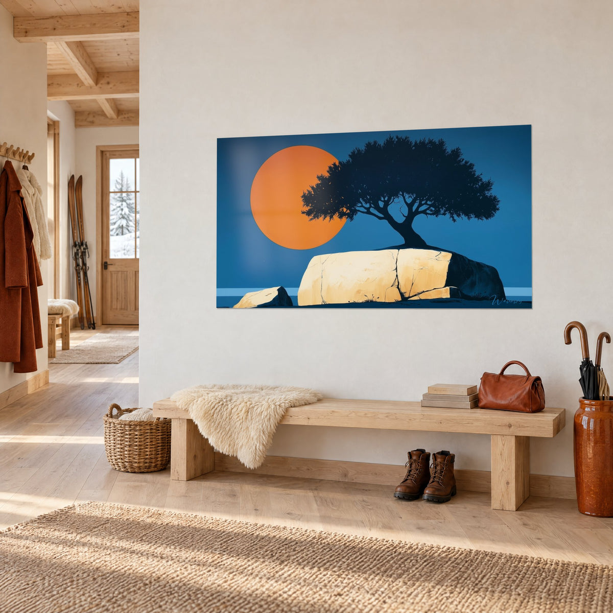 Tableau arbre noir sur son bloc de pierre beige craquelé, soleil orangé et fond bleu nuit, au-dessus d'un banc d'entrée en bois