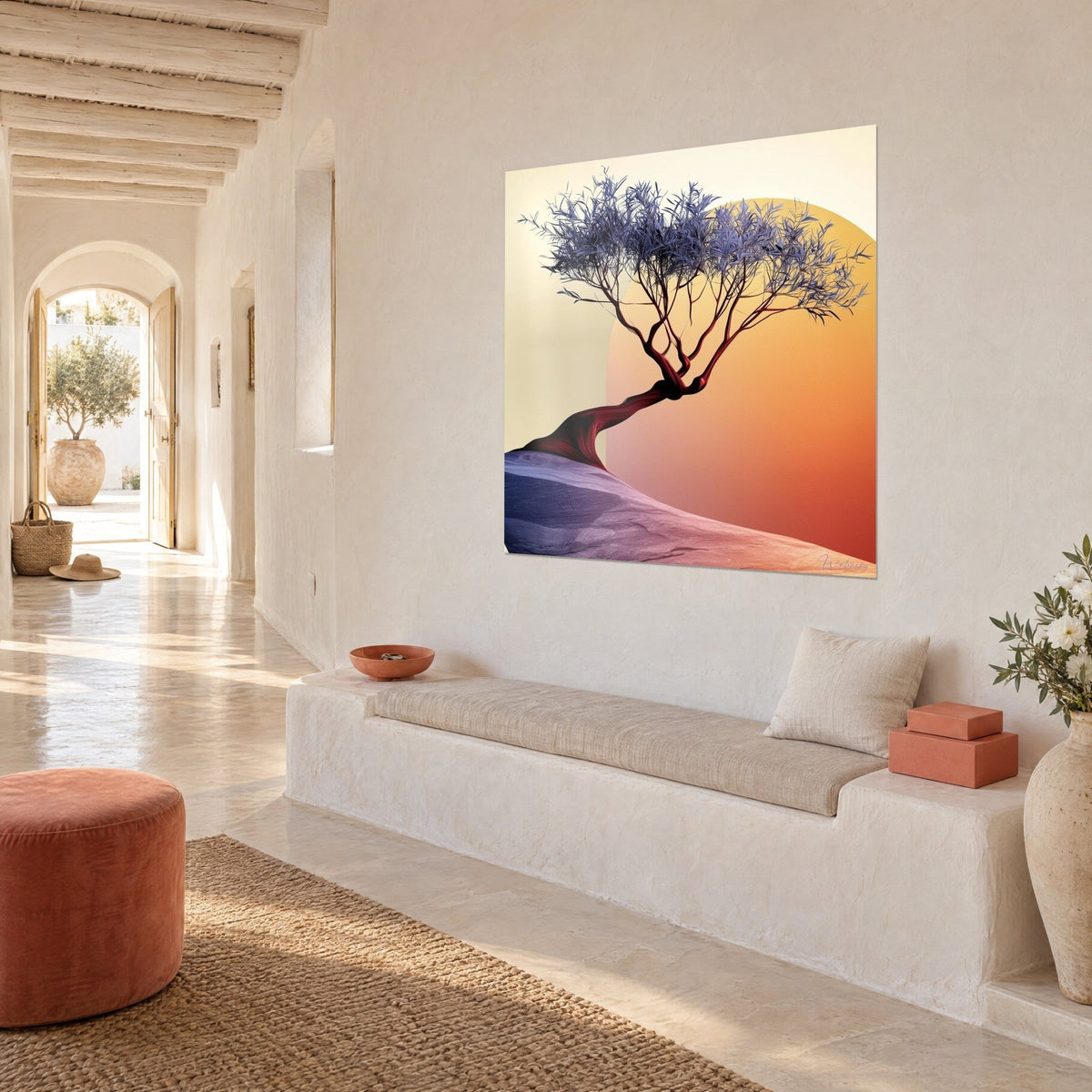 Cuadro árbol de tronco sinuoso burdeos y disco ocre sobre fondo crema, pared blanca de una casa mediterránea