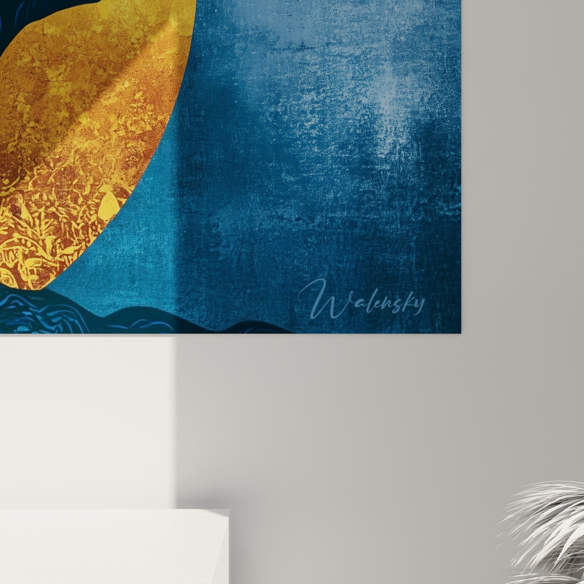 Détail du tronc bleu marine gravé de motifs concentriques blancs se fondant dans le doré éclatant du fond