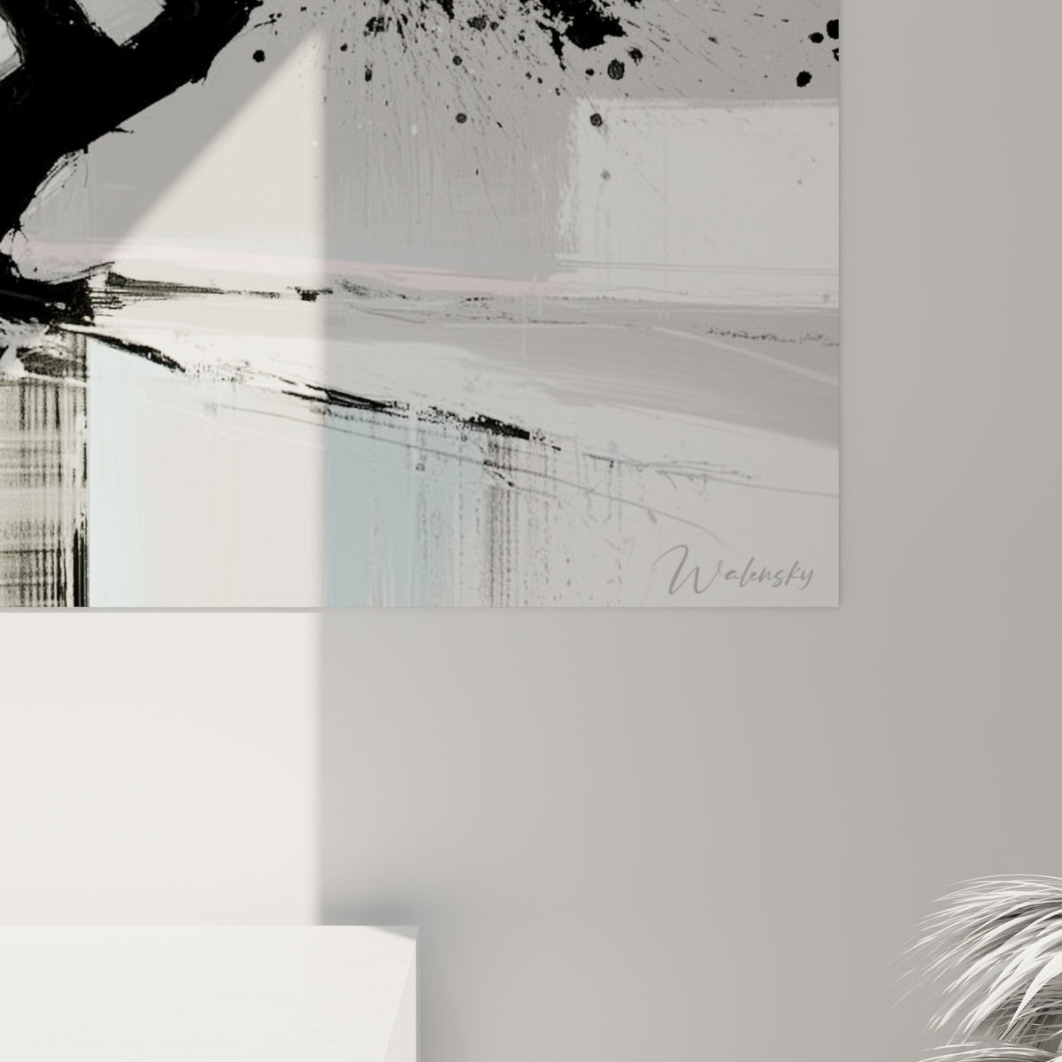 Détail des empâtements noirs et coulures bleu pastel sur la toile texturée de l'olivier