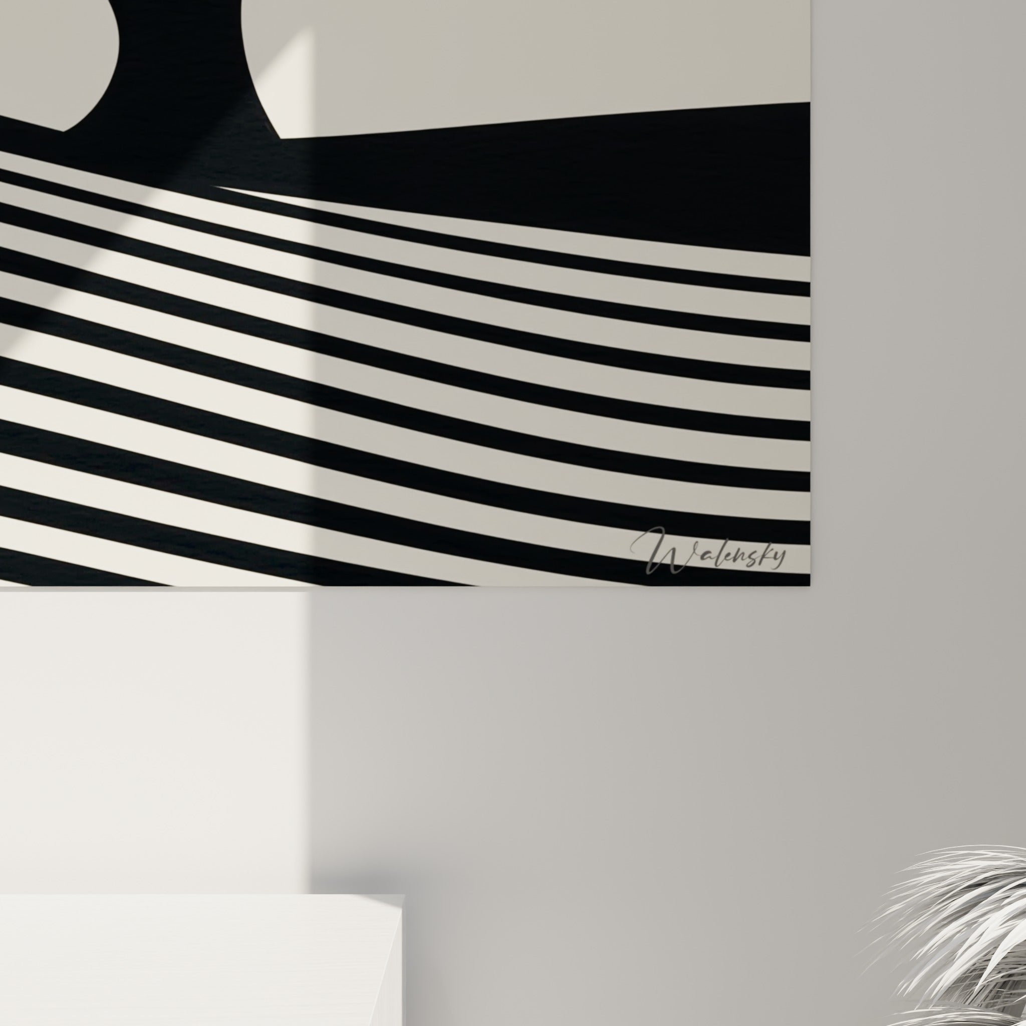 Détail des feuilles noires finement dessinées et des rayures ivoire en gros plan sur la toile accrochée