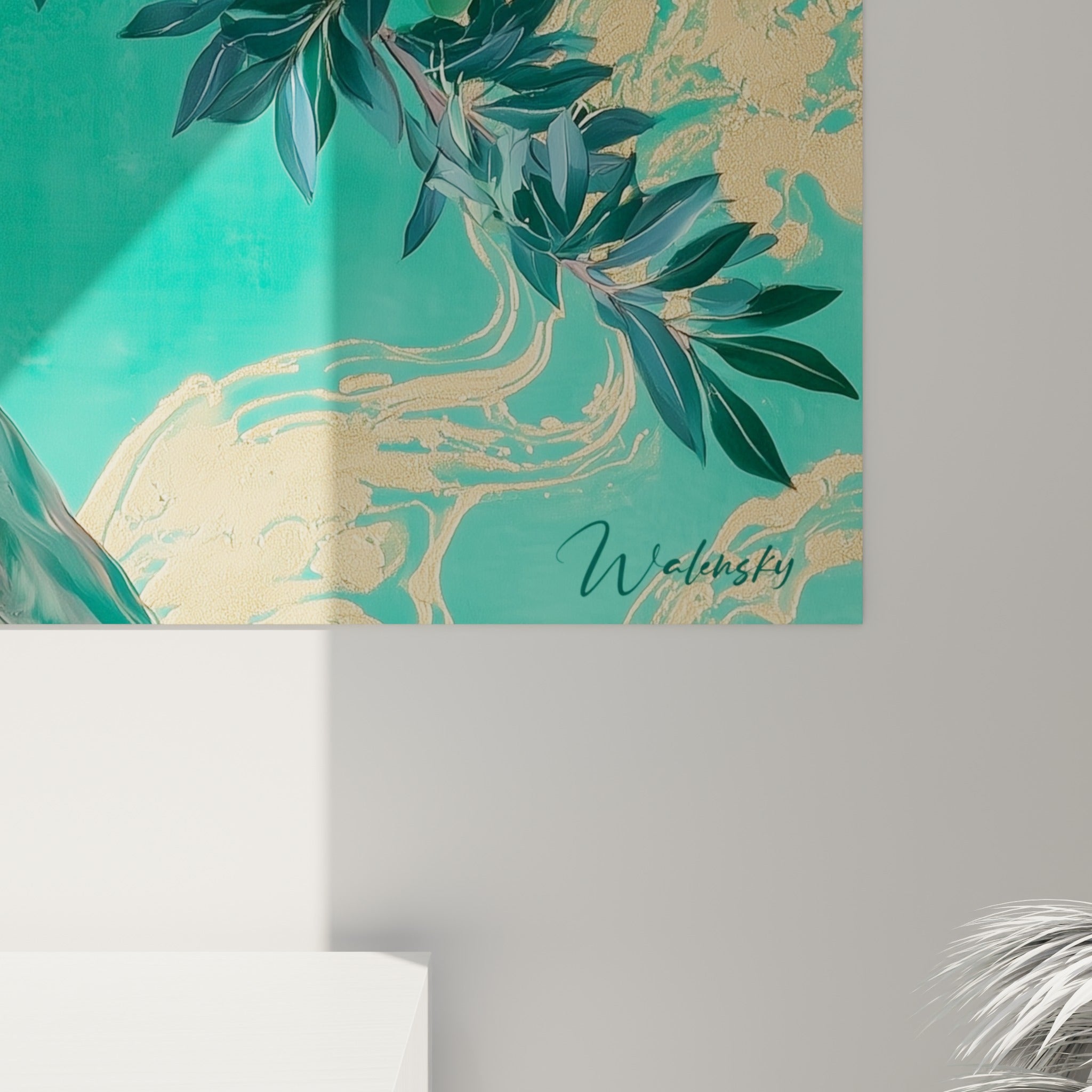 Détail du feuillage vert-bleu et des reflets dorés métalliques de la toile olivier accrochée au mur
