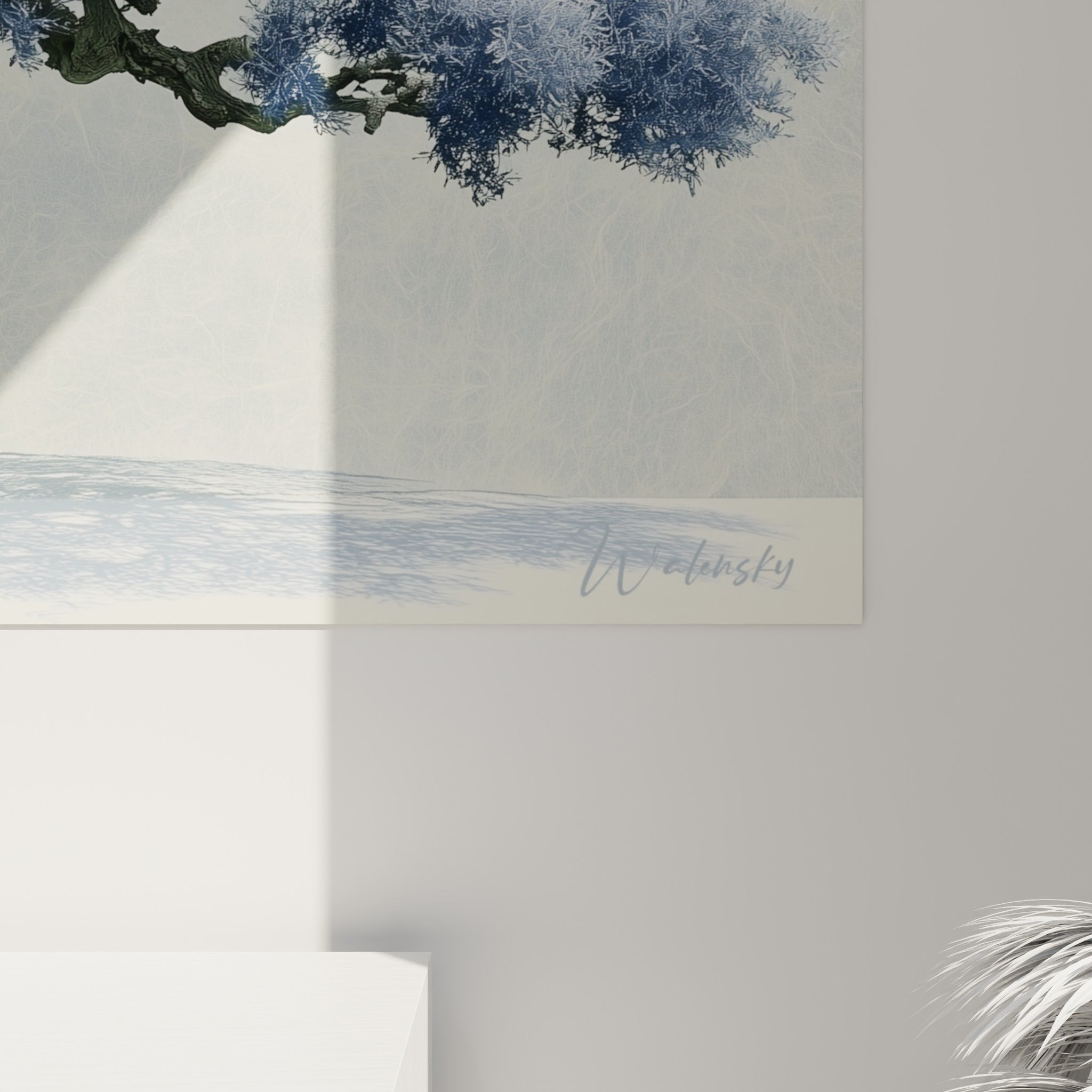 Détail du tronc texturé gris foncé et des ramures bleu pastel finement empâtées sur la toile