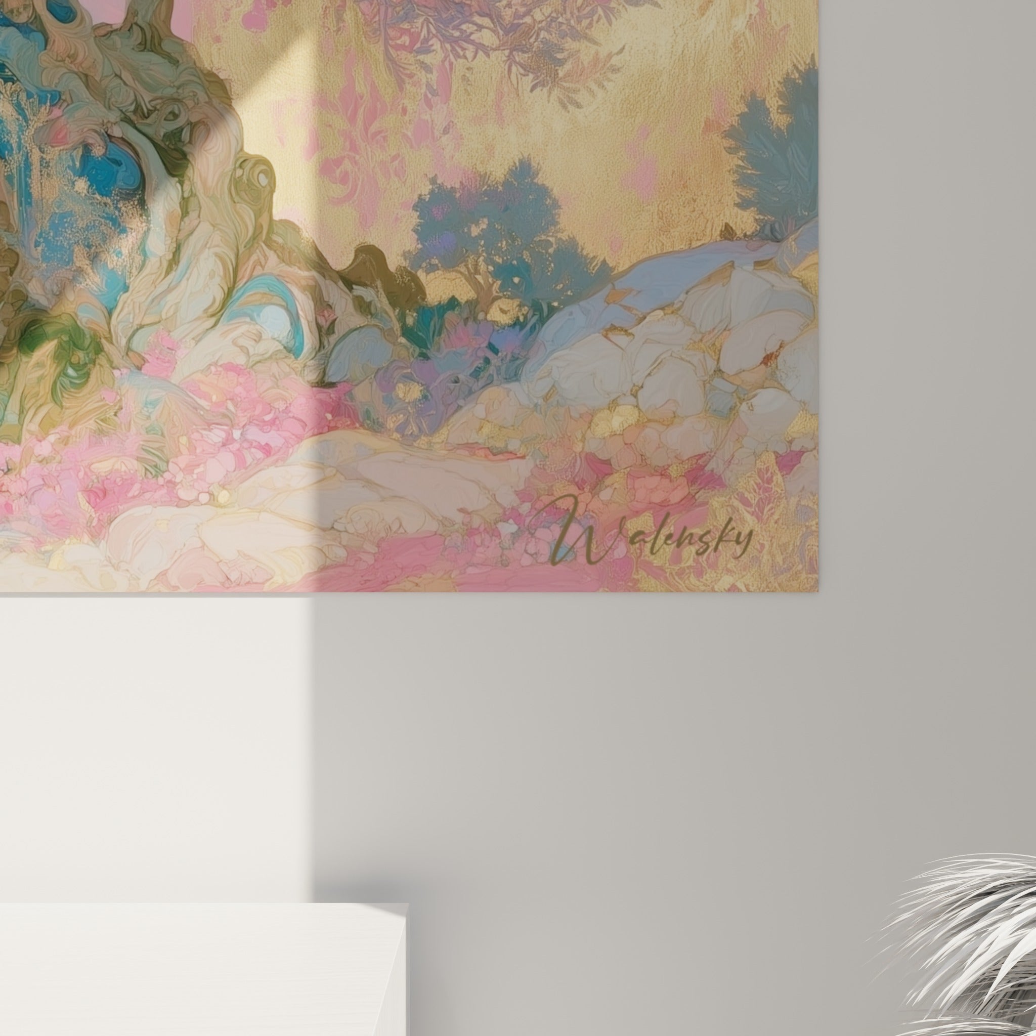 Détail du tronc noueux bleu et brun de l'olivier, où la peinture dorée capte la lumière en gros plan