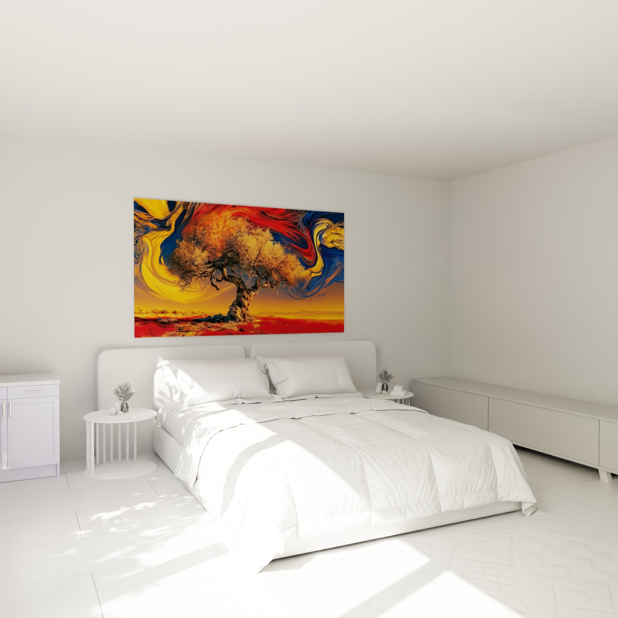 Cet olivier doré aux volutes rouge et bleu marine trône au-dessus d'un lit dans une chambre claire
