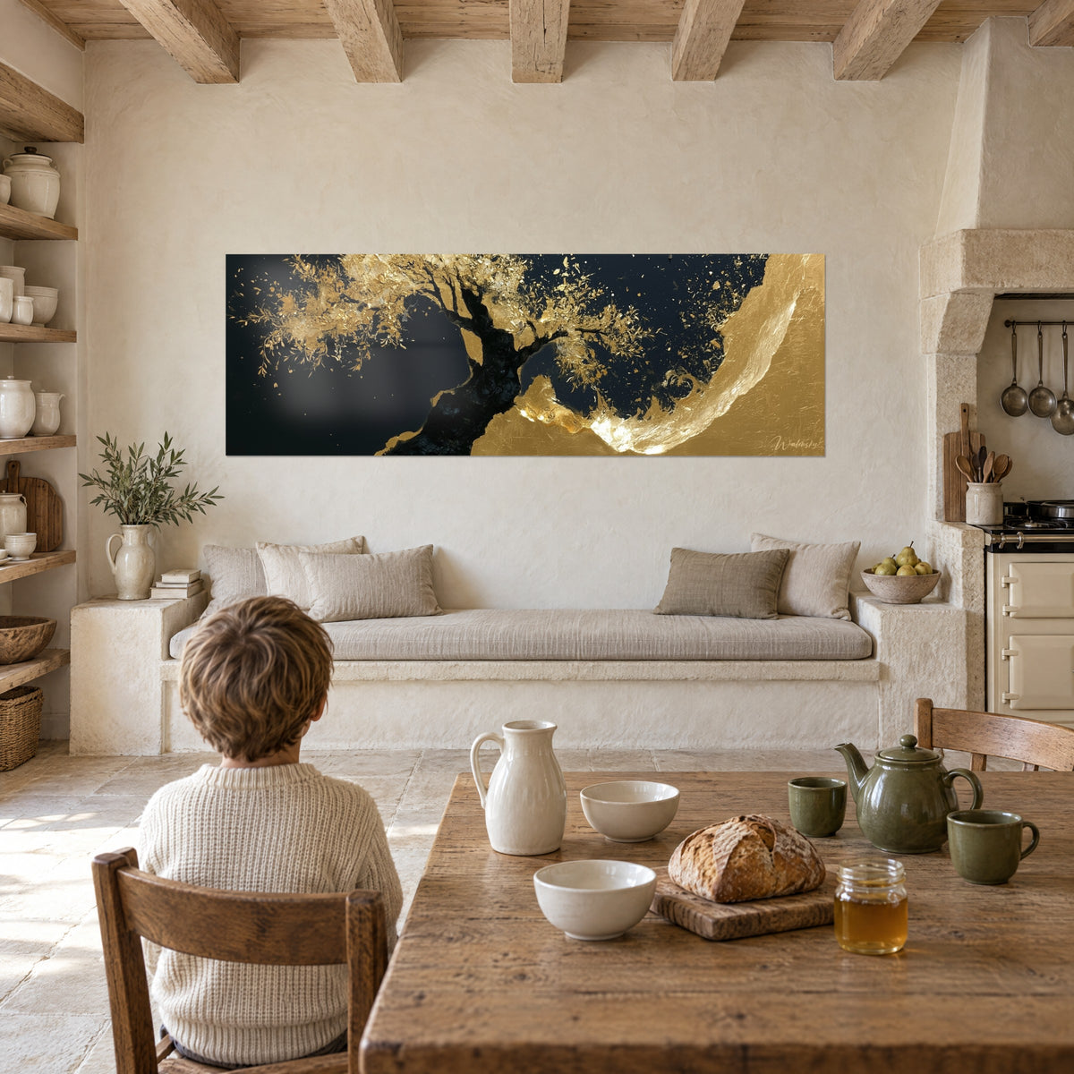 Quadro silhouette di ulivo scolpita di foglie d'oro su fondo nero inchiostro, un bambino di spalle al tavolo in una stanza di pietra