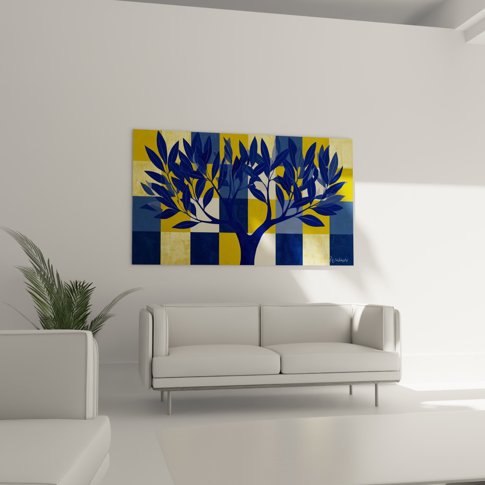 Arbre stylisé bleu nuit et ocre placé au-dessus d'un canapé dans un salon lumineux