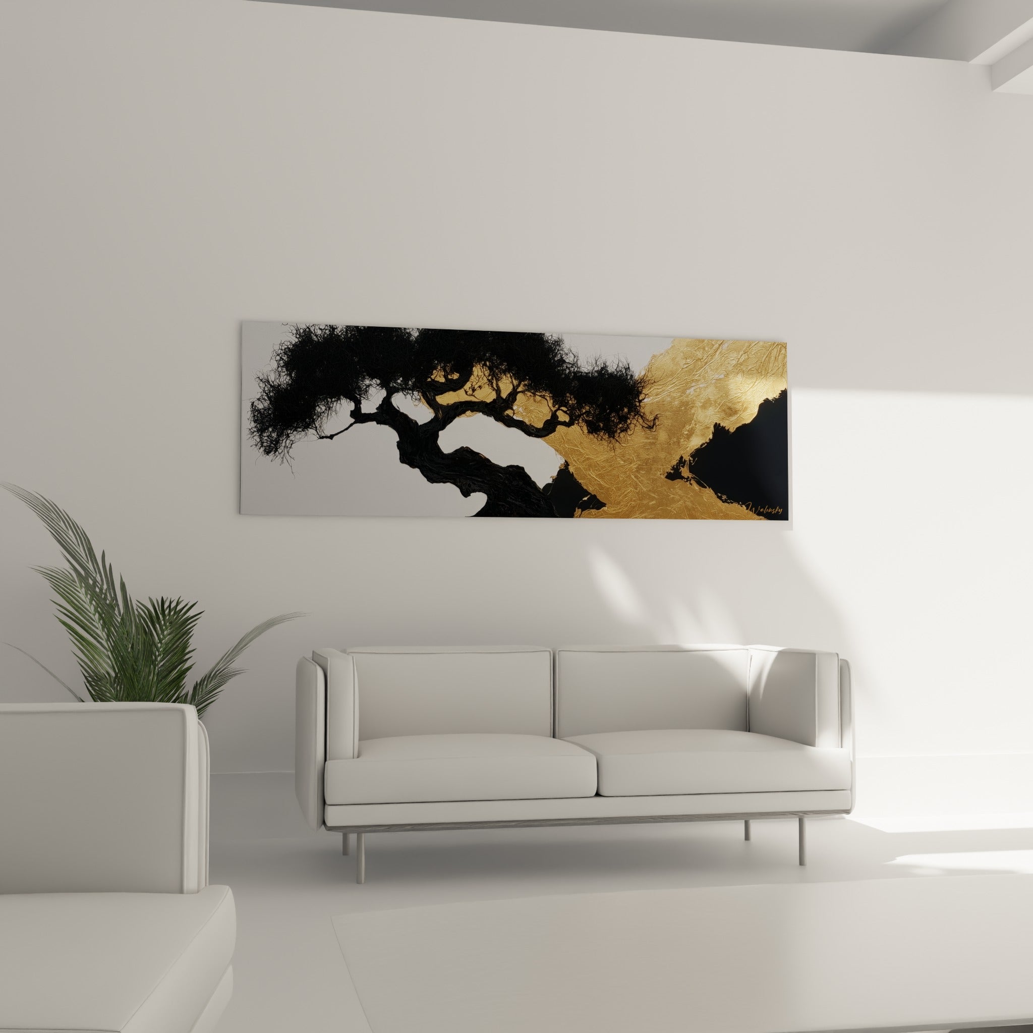 Branches noires d'olivier sur fond doré accrochées au-dessus d'un canapé dans un salon lumineux