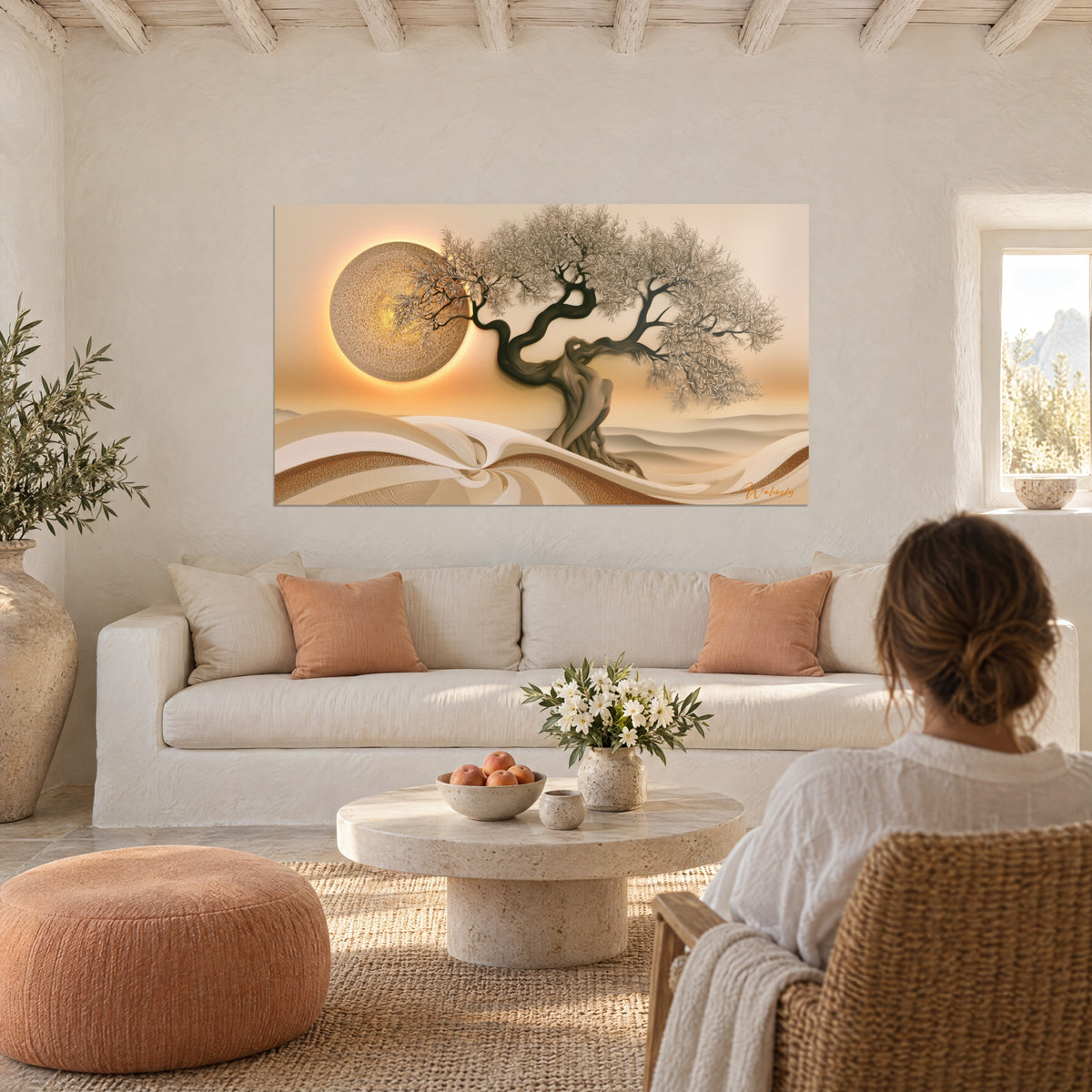 Quadro olivo dal tronco scolpito e sole dorato su dune ocra e crema, sopra un divano in un soggiorno luminoso