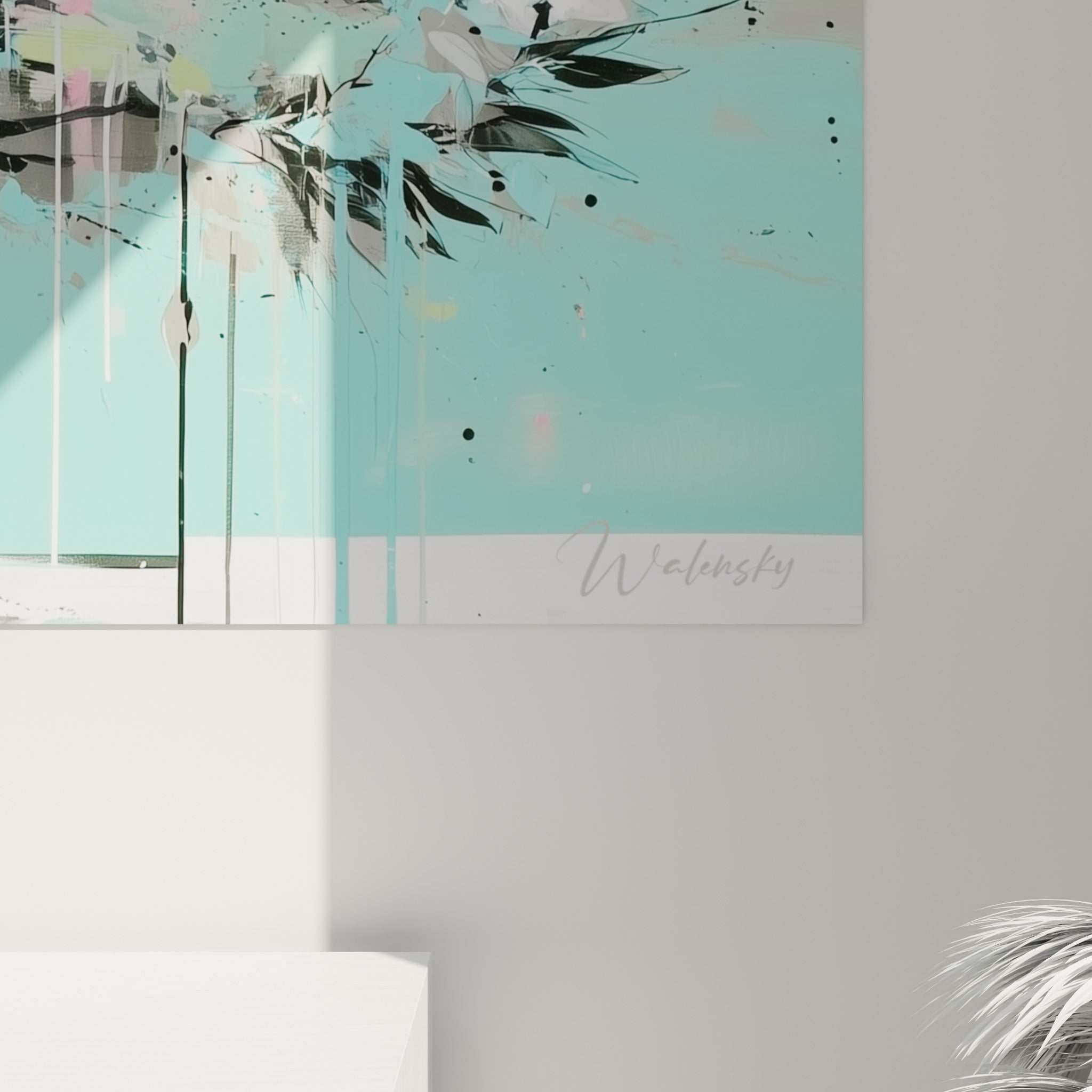 Détail des coulures noires et éclaboussures blanches sur l'écorce grise et le fond turquoise de l'olivier