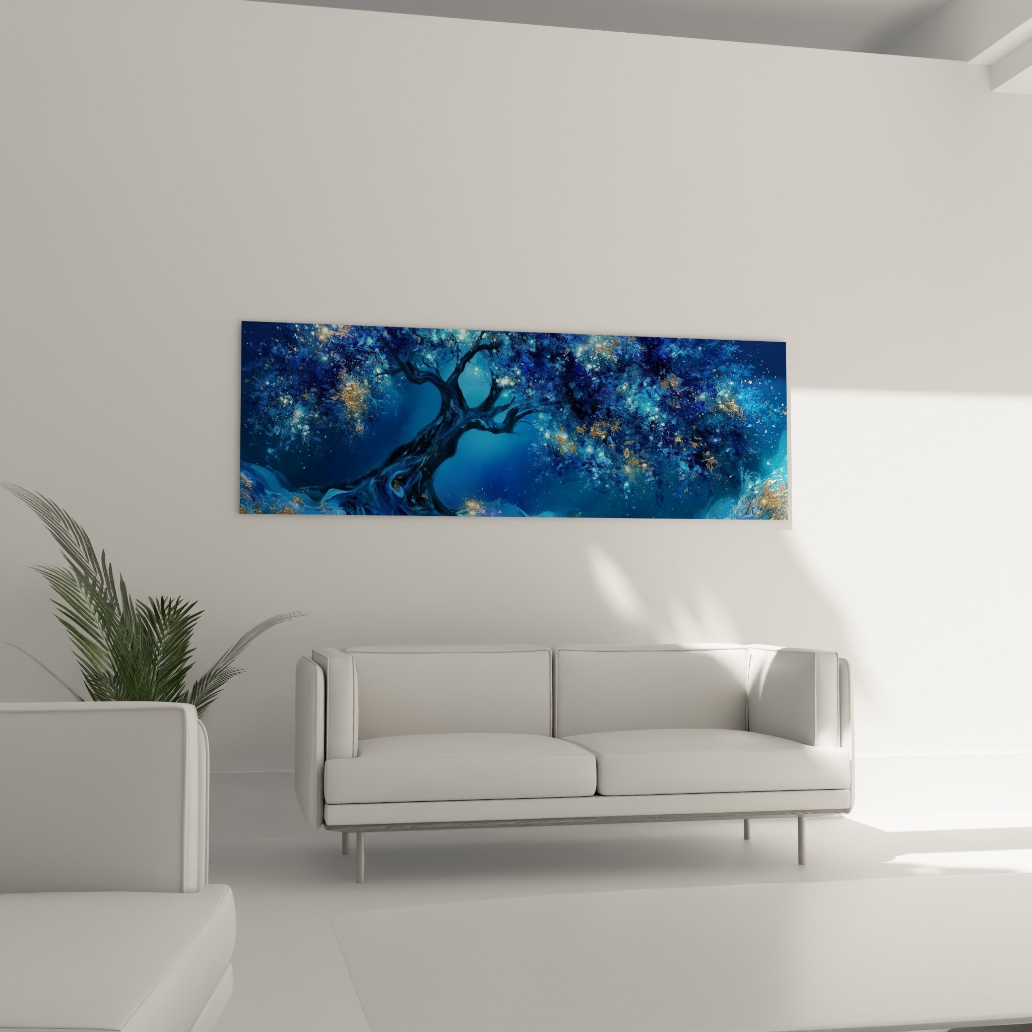 Feuillage céleste bleu turquoise et doré d'un olivier accroché au-dessus d'un canapé dans un salon lumineux