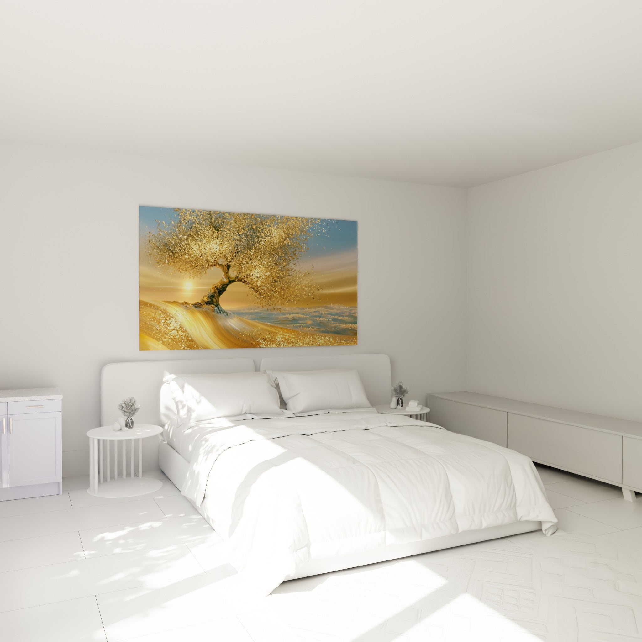 Arbre doré aux reflets fauves accroché au-dessus d'un lit dans une chambre claire