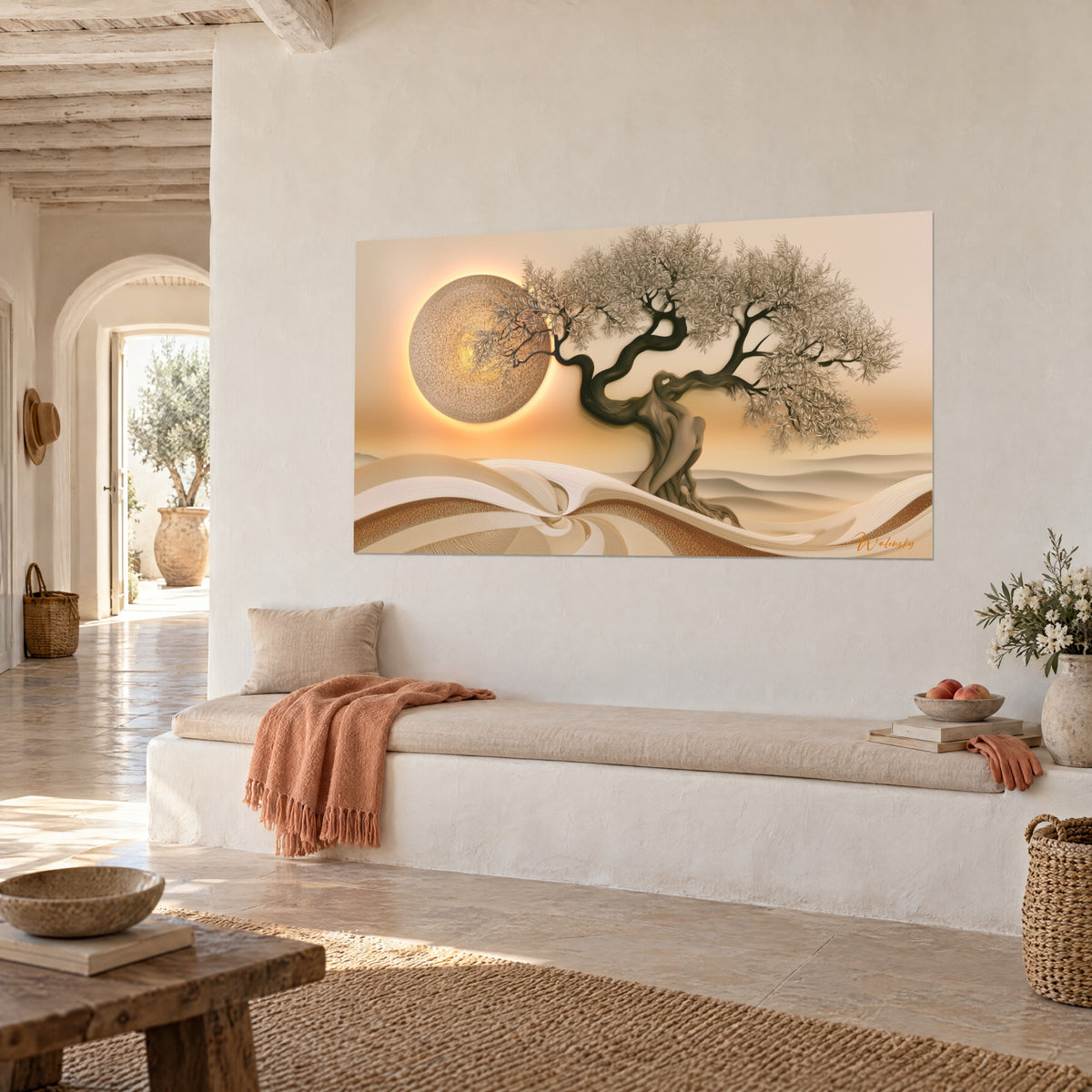 Quadro albero nodoso dal fogliame argentato davanti a un disco solare ambrato, sabbia beige, sul muro bianco di una casa mediterranea