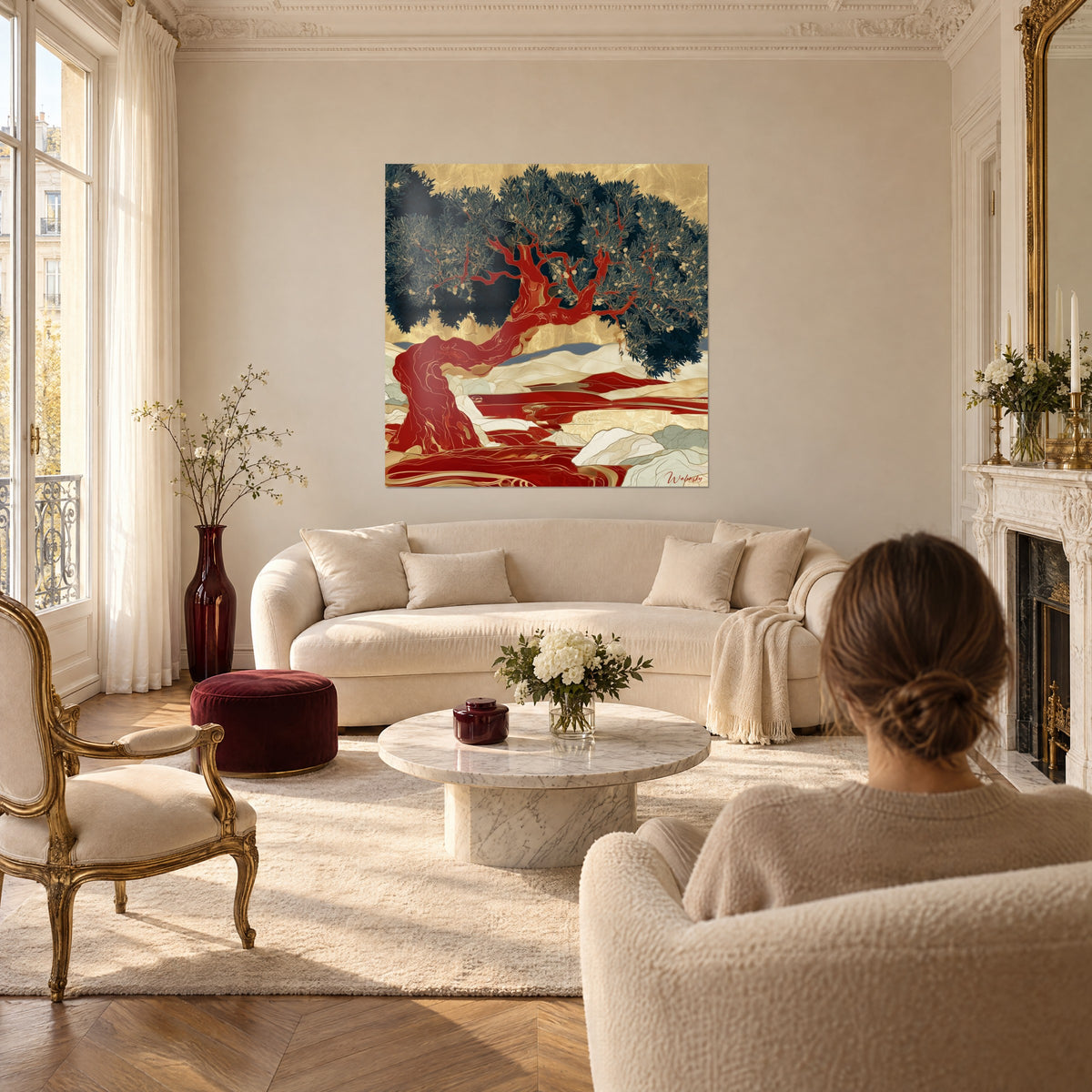 Gemälde einer jahrhundertealten Olive mit zinnoberrotem Stamm und mitternachtsblauem Laub auf goldenem Grund, über einem Sofa in einem hellen Wohnzimmer