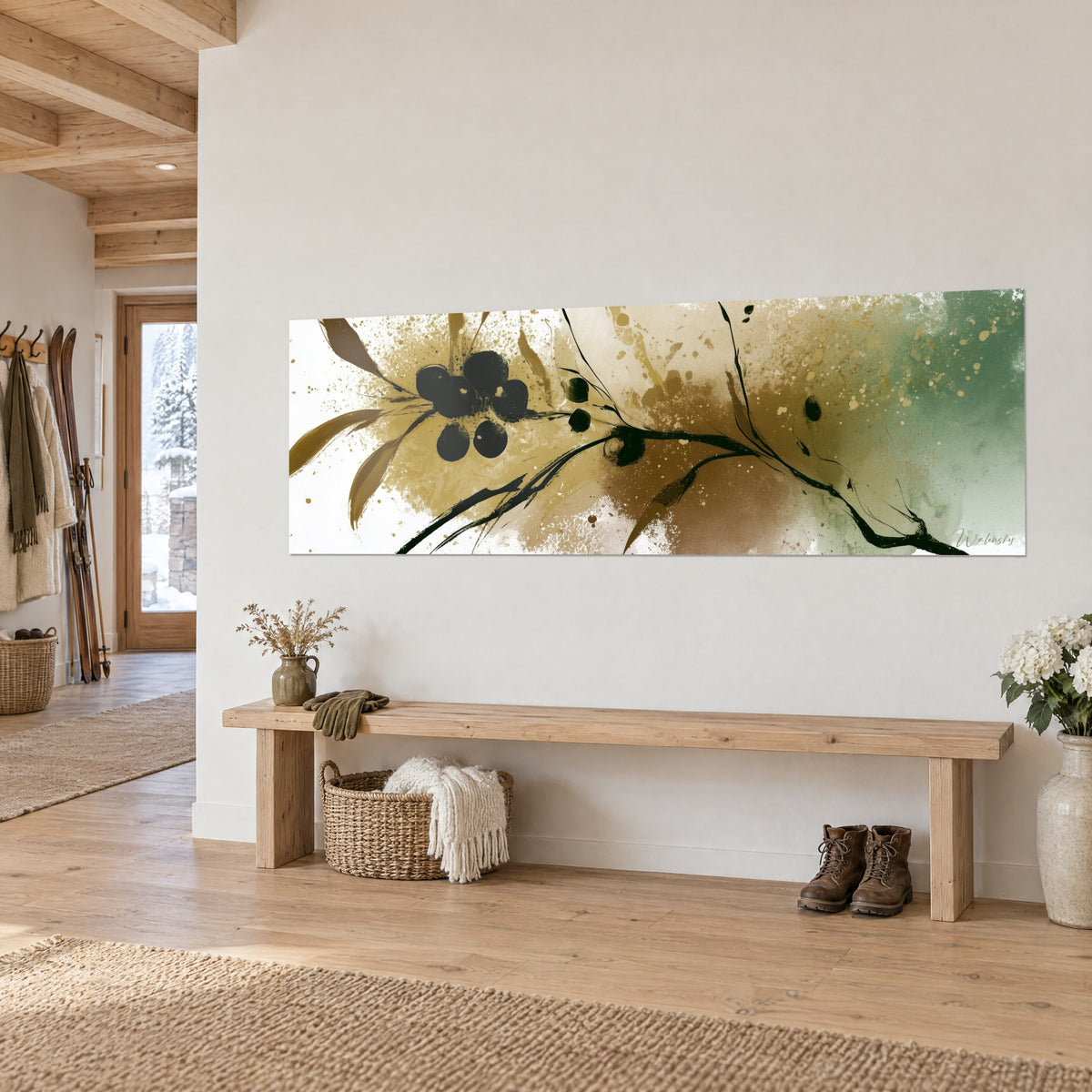 Cuadro de rama oscura esbelta sobre fondo ocre y salvia, manchas de tinta doradas, colgado sobre un banco de madera de un chalet