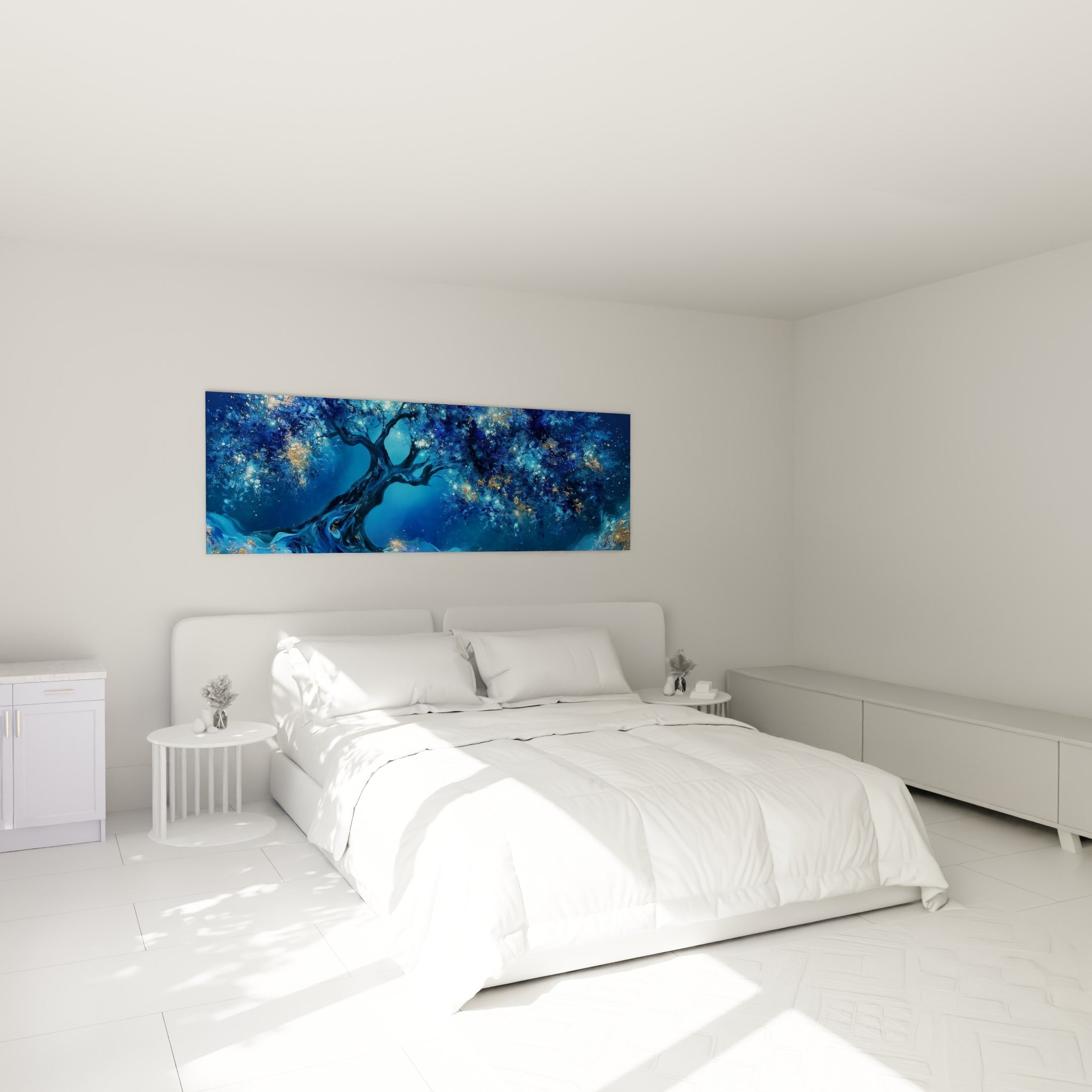 Arbre sacré bleu et or déployant ses branches lumineuses au-dessus d'un lit dans une chambre claire