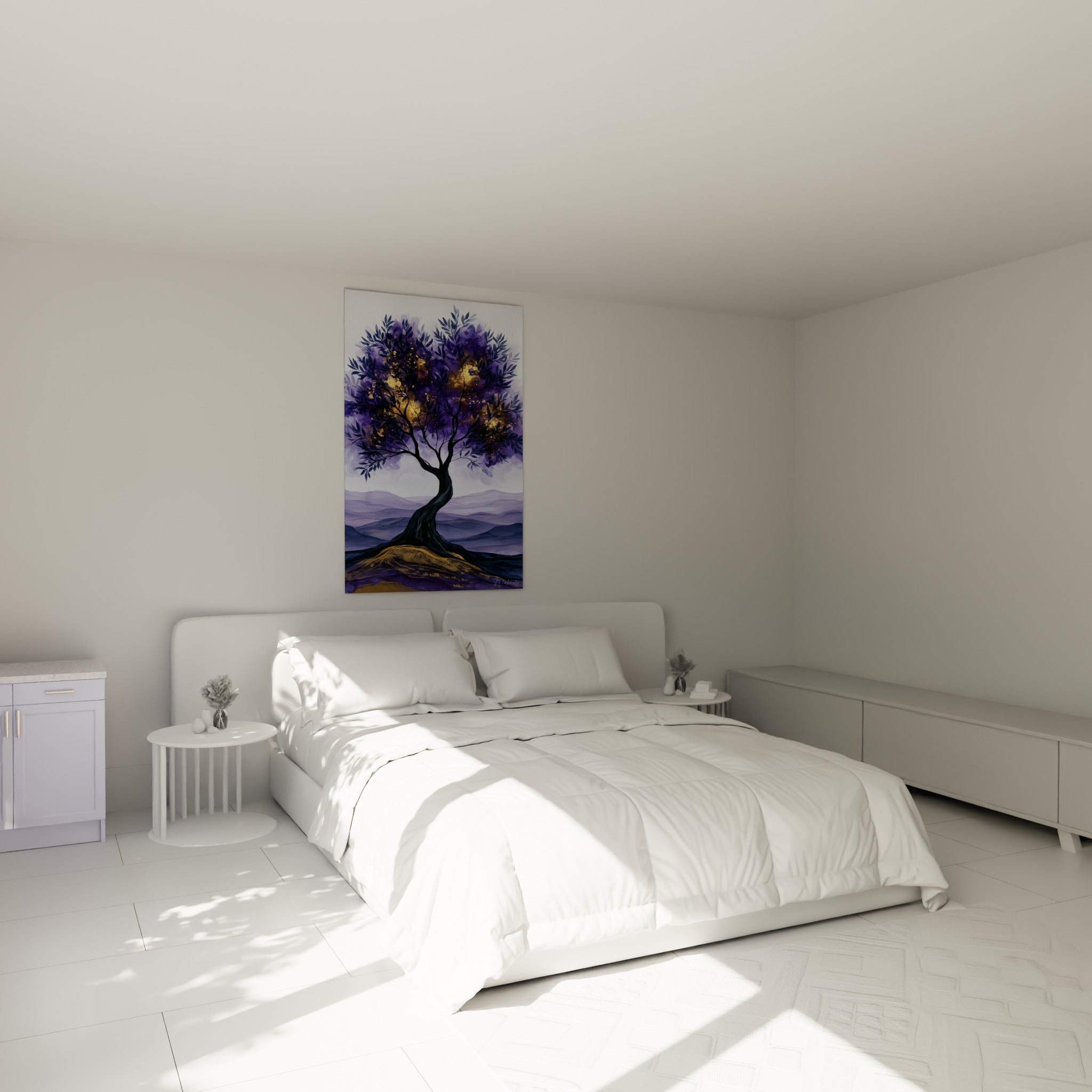 Arbre sinueux violet et doré, tronc noir sculptural, au-dessus d'un lit dans une chambre claire