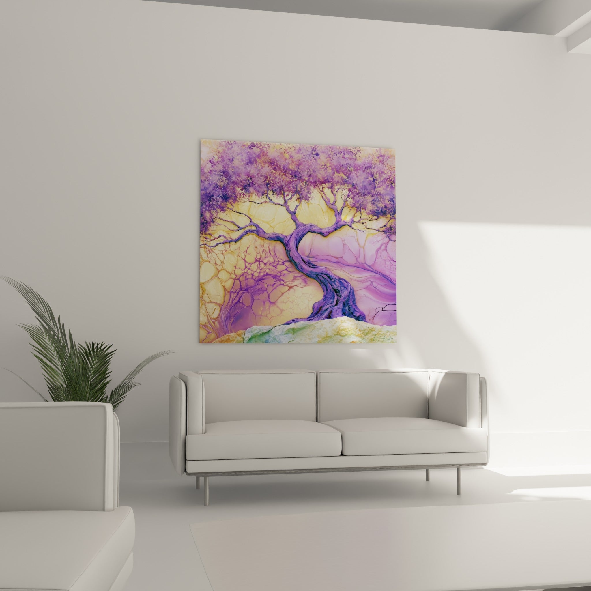Tronc torsadé violet et branches roses de l'olivier accroché au-dessus d'un canapé dans un salon lumineux