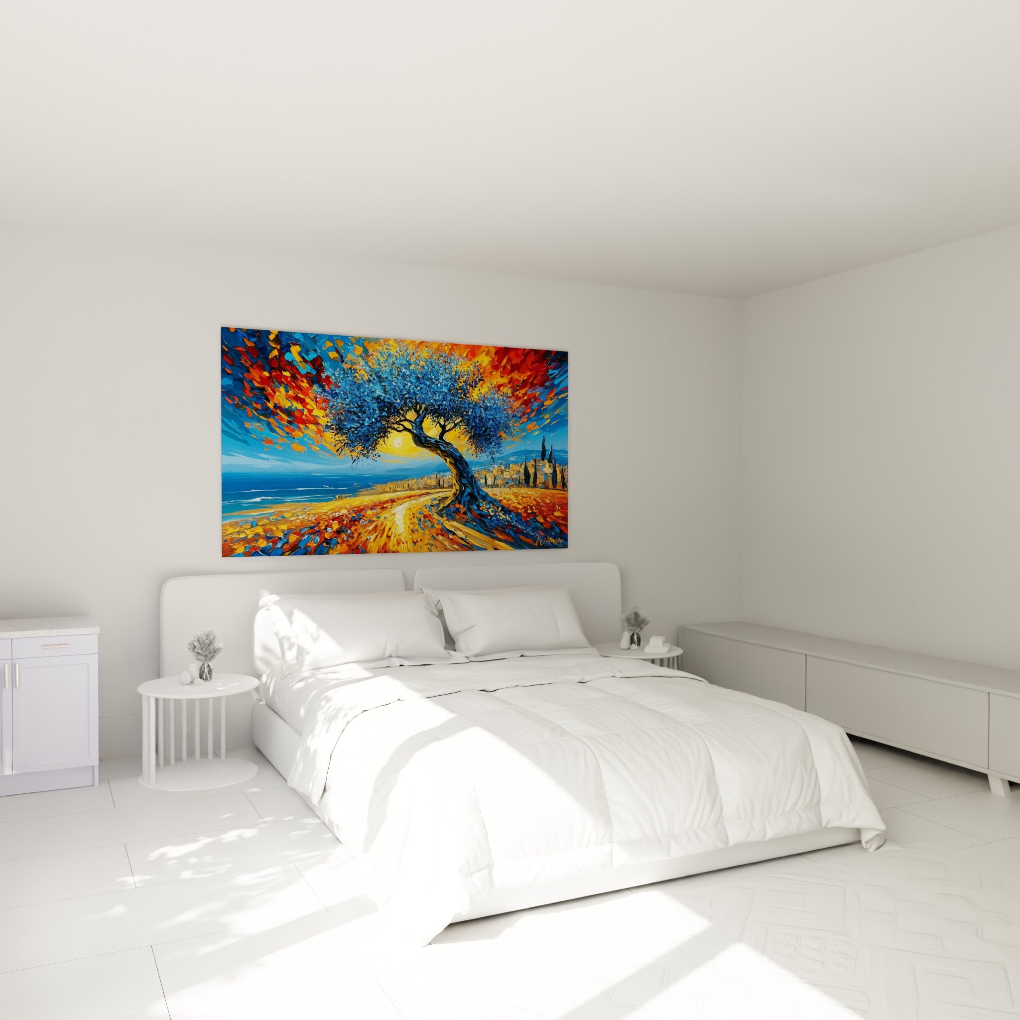 Arbre bleu saphir sur fond de crépuscule orangé, au-dessus d'un lit dans une chambre claire