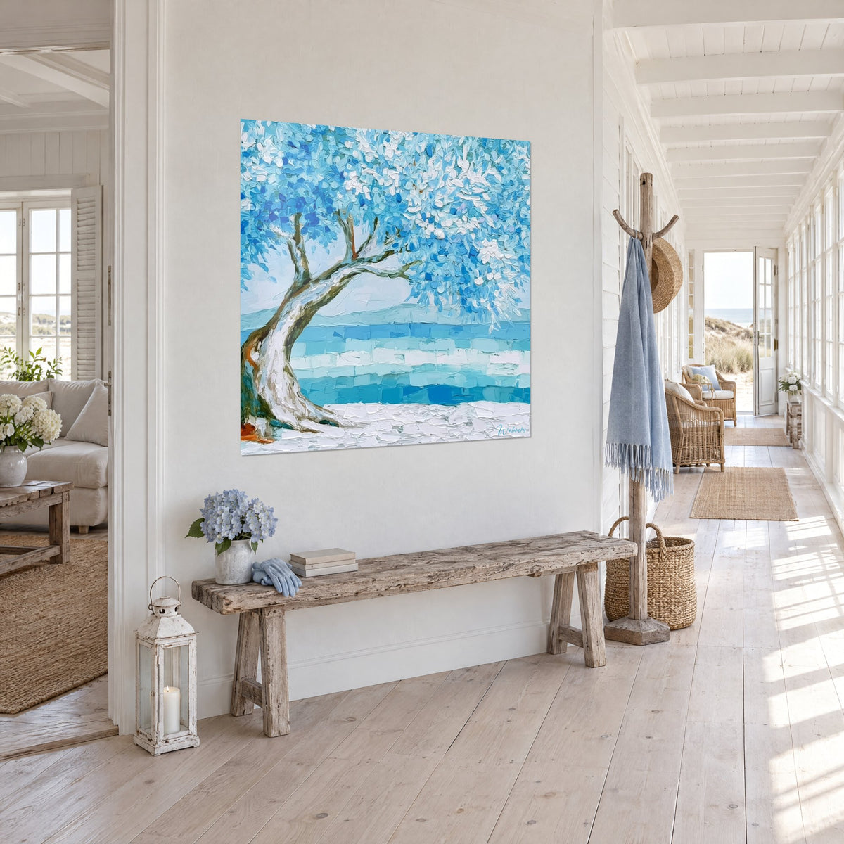 Quadro di un albero inclinato dal tronco madreperlaceo, fogliame azzurro cielo e schiuma color avorio, nel corridoio di una casa al mare