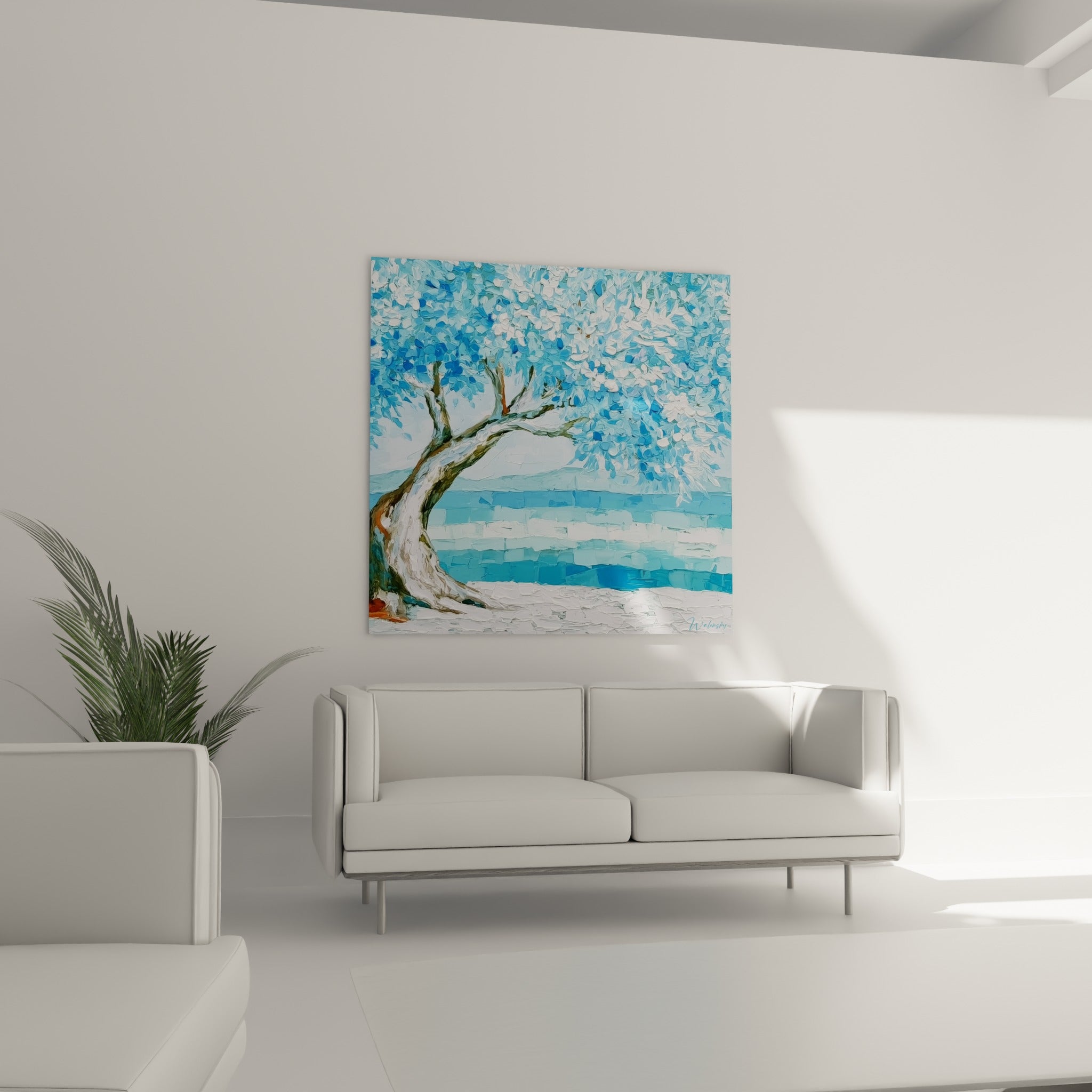 Feuillage texturé d'un olivier turquoise et blanc devant un horizon marin, au-dessus d'un canapé dans un salon lumineux