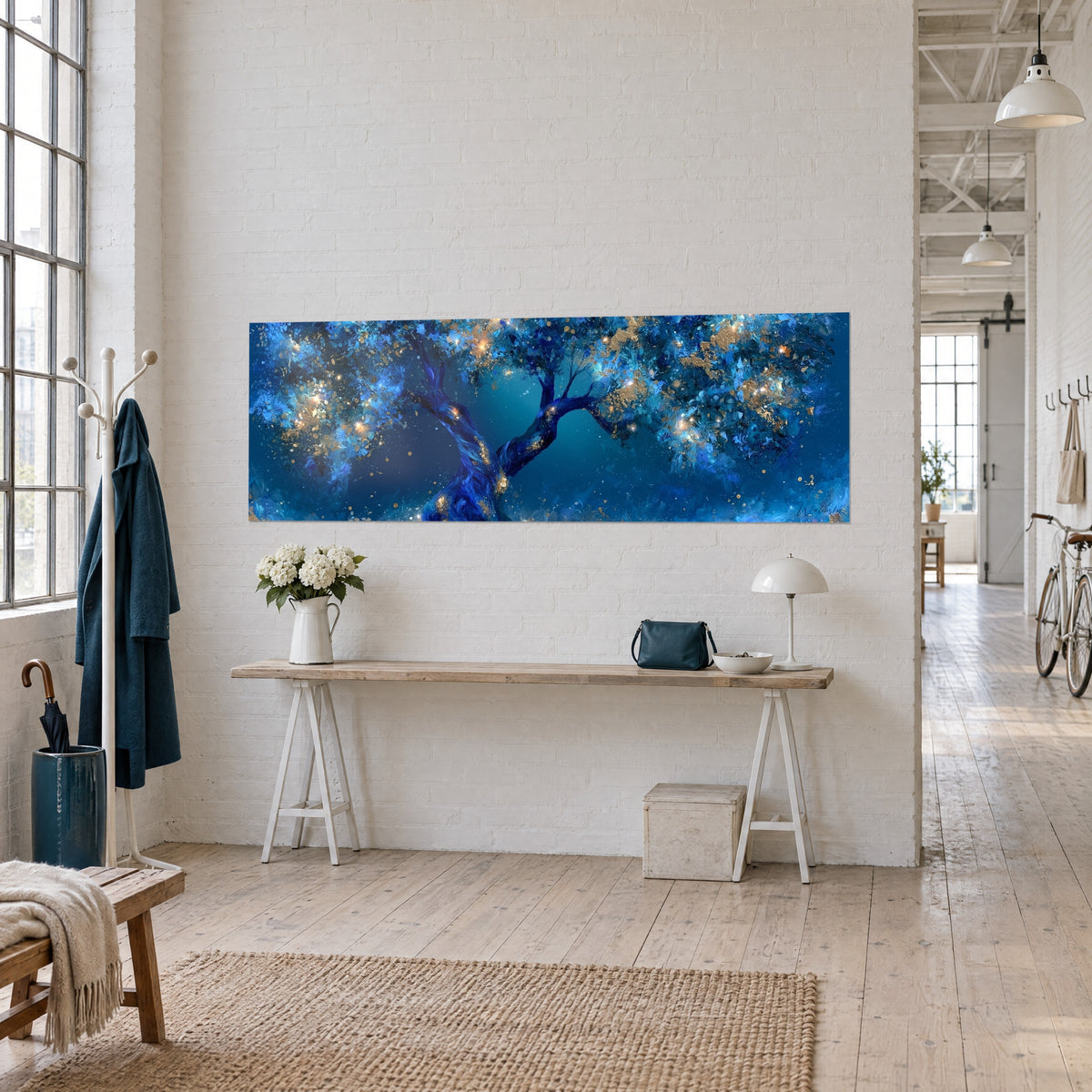 Schilderij kobaltblauwe boom met gouden vonken en vuurvliegjes, V-vormige takken op turquoise achtergrond, driekwart zicht in een loft
