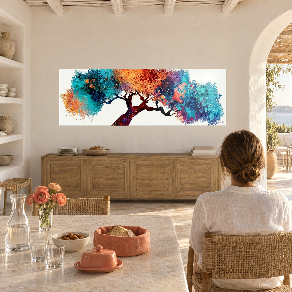 Quadro esplosione di colori su fondo bianco, chioma arancio e turchese, tronco bordeaux, di fronte a un tavolo da pranzo