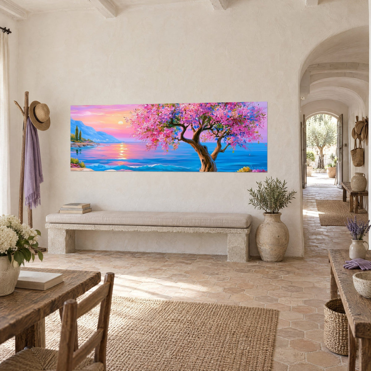 Gemälde blühender Baum mit fuchsiafarbenen Blütenblättern über der Küste, orangefarbener Himmel und blaues Wasser, aufgehängt in einem gewölbten Flur eines Landhauses